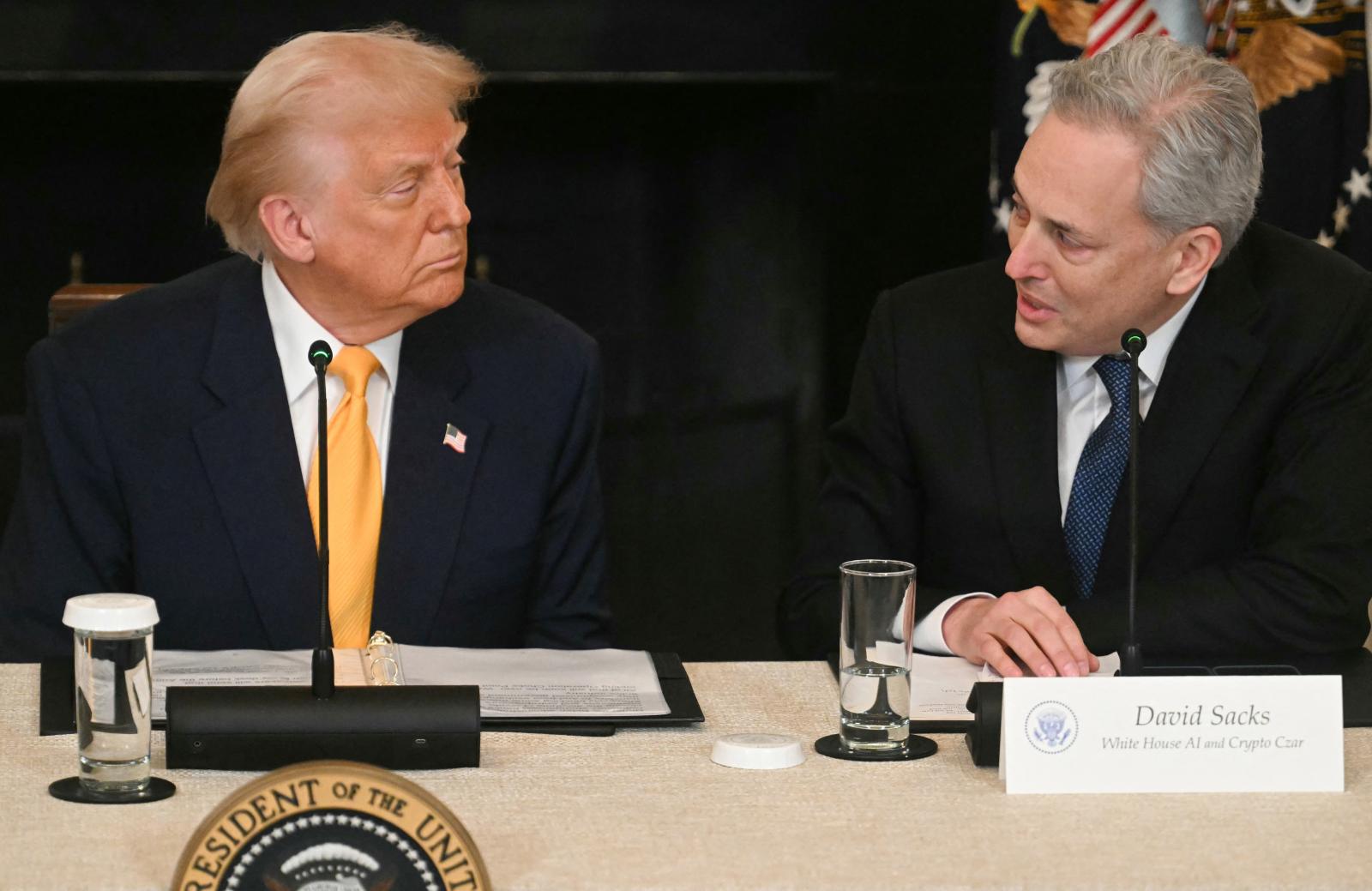 Donald Trump amerikai elnök meghallgatja David Sacksot, a Fehér Ház mesterséges intelligenciával és kriptovalutákkal foglalkozó megbízottját a washingtoni Fehér Ház kriptocsúcstalálkozóján 2025. március 7-én