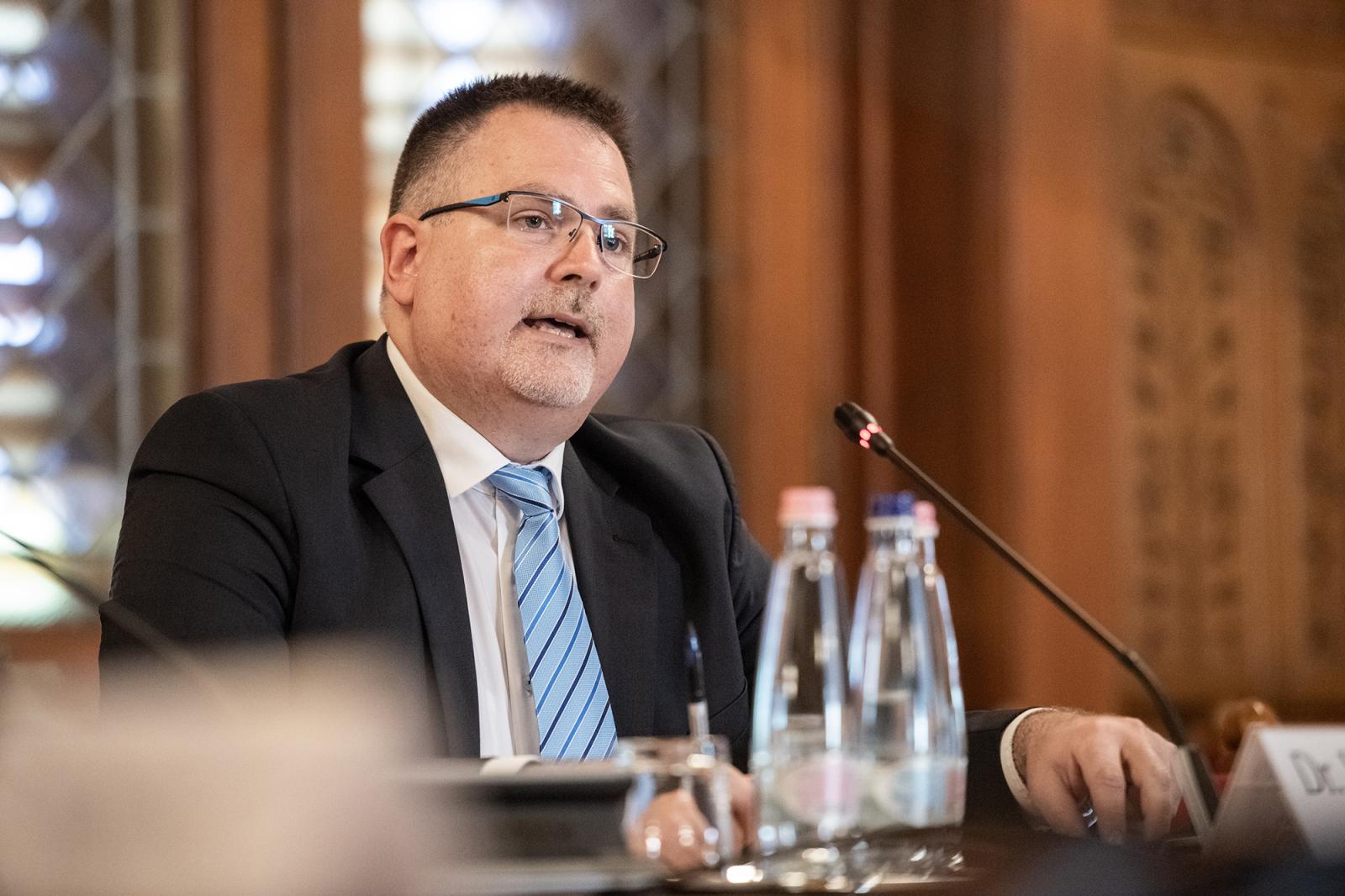 Késve perelt az ÁSZ, megszüntették az Integritás Hatóság elnökének az elmozdításáért indított eljárást