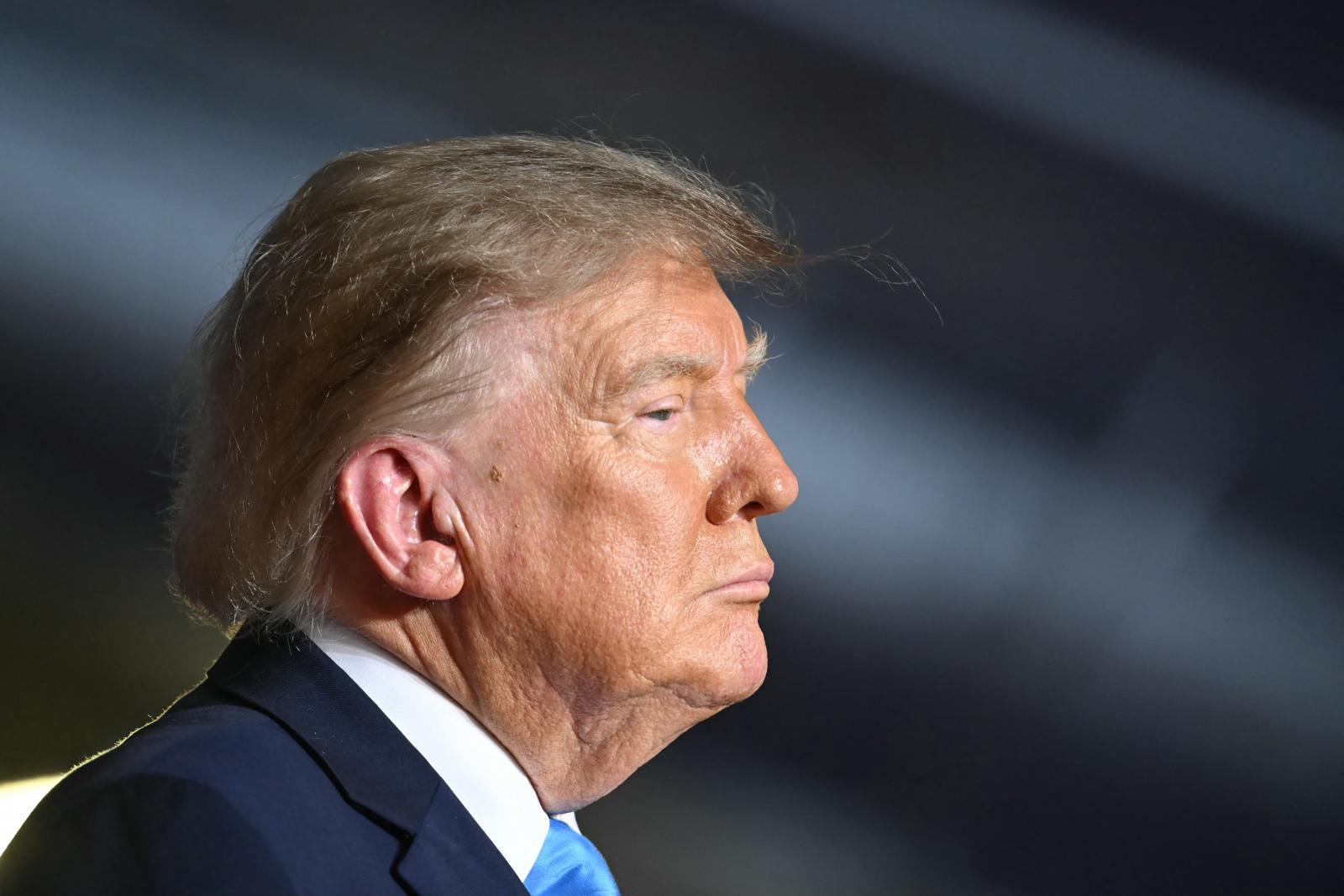 Donald Trump jóváhagyta egy katonai törvényszék által halálra ítélt tömeggyilkos kivégzését