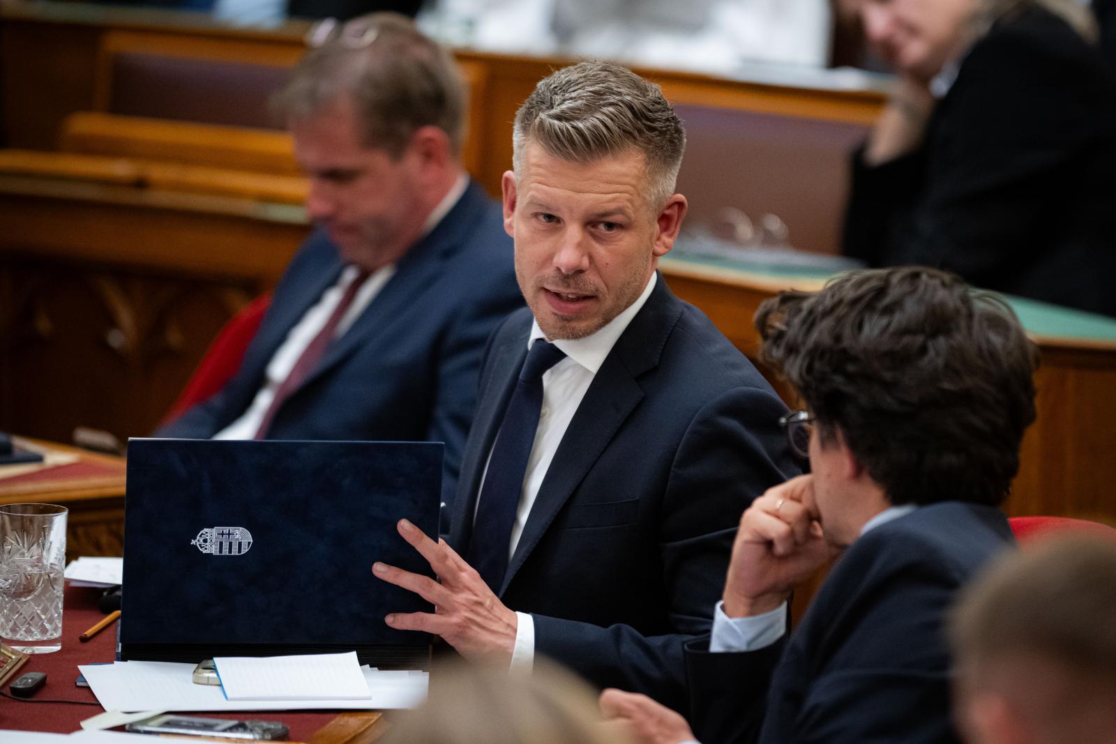 Magyar Péter kezdeményezte, hogy a Tisza-frakció hétfőn tárgyaljon a lelőtt oroszlánnal és kafferbivallyal pózoló Kaprinyák Tibor ügyéről
