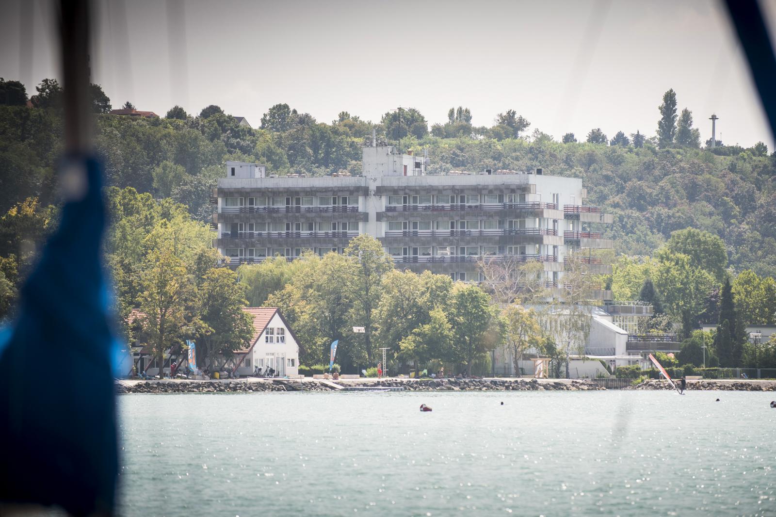 Egyre több helyen buknak el a luxusberuházások Balatonaligán