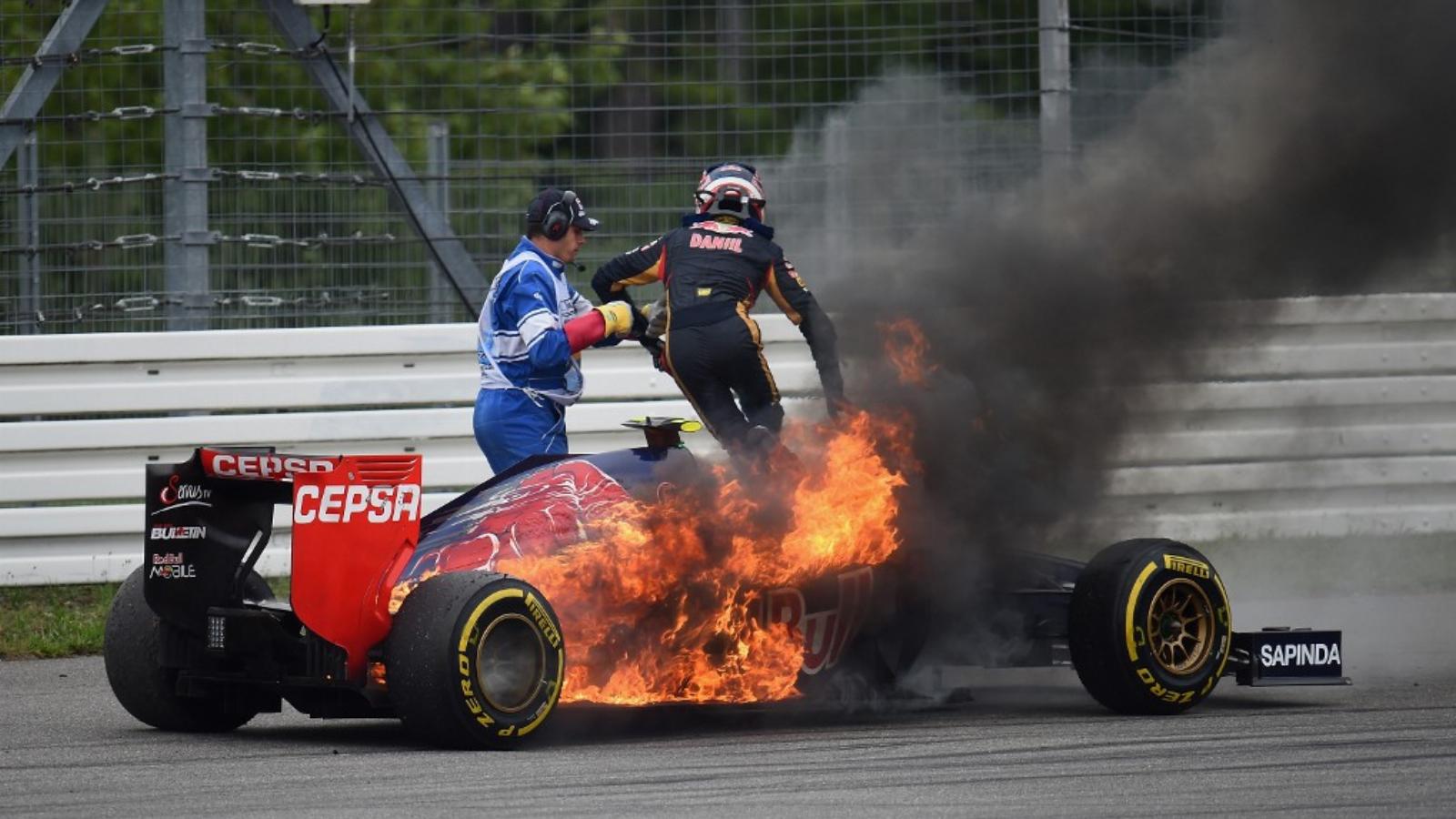 Égő autójából mentik ki a Toro Rosso orosz pilótáját, Kvyatot a Német Nagydíjon FOTÓ: EUROPRESS/GETTY IMAGES/CHRISTOPHER LEE