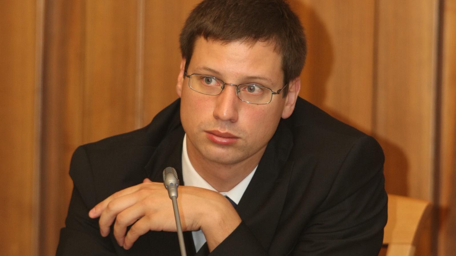  Gulyás Gergely, a Fidesz jogi szakpolitikusa azt mondta, a két szervezet "kiskaput bezáró javaslatát" támogatja a Fidesz frakci