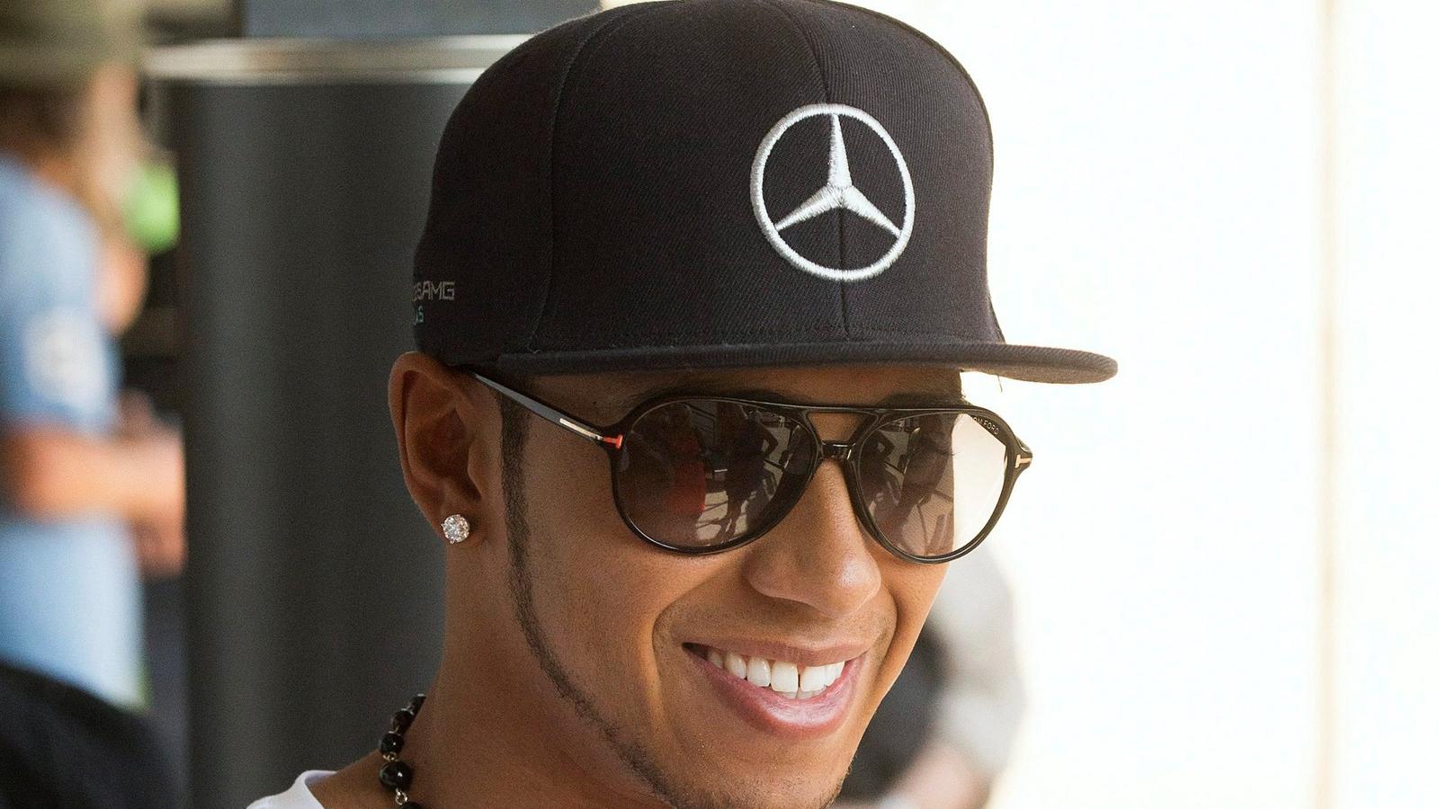 Lewis Hamilton, a Mercedes csapat brit versenyzője megérkezik a Forma-1-es Magyar Nagydíj harmadik szabadedzésére a mogyoródi Hu