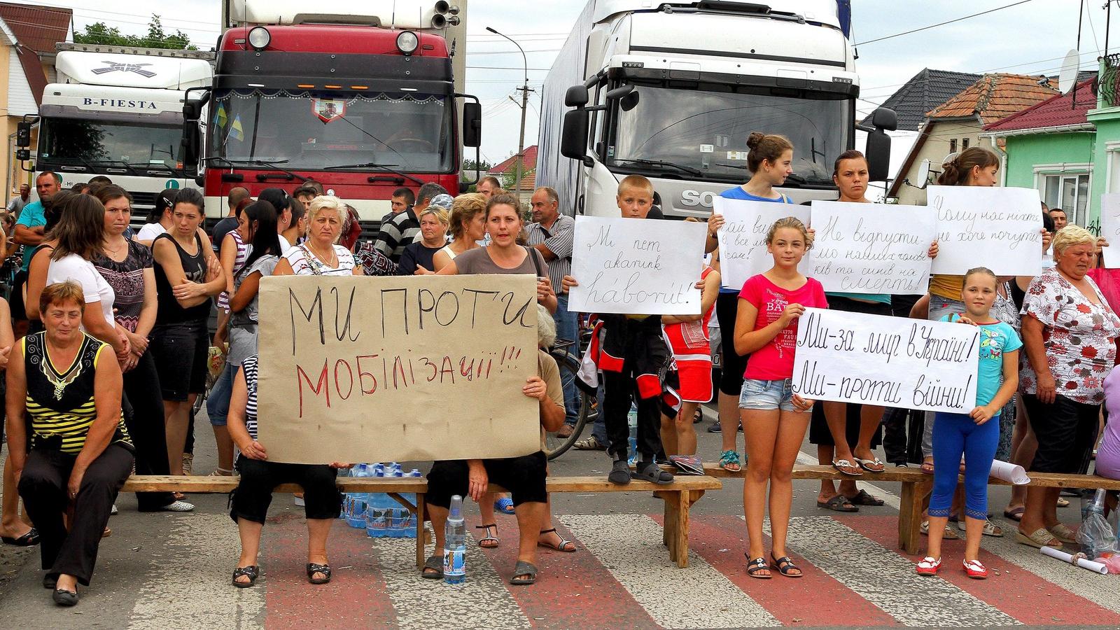 Helyi lakosok zárják el a Csap-Kijev főútvonalat a Munkácsi járásban található Beregrákoson. MTI Fotó: Nemes János