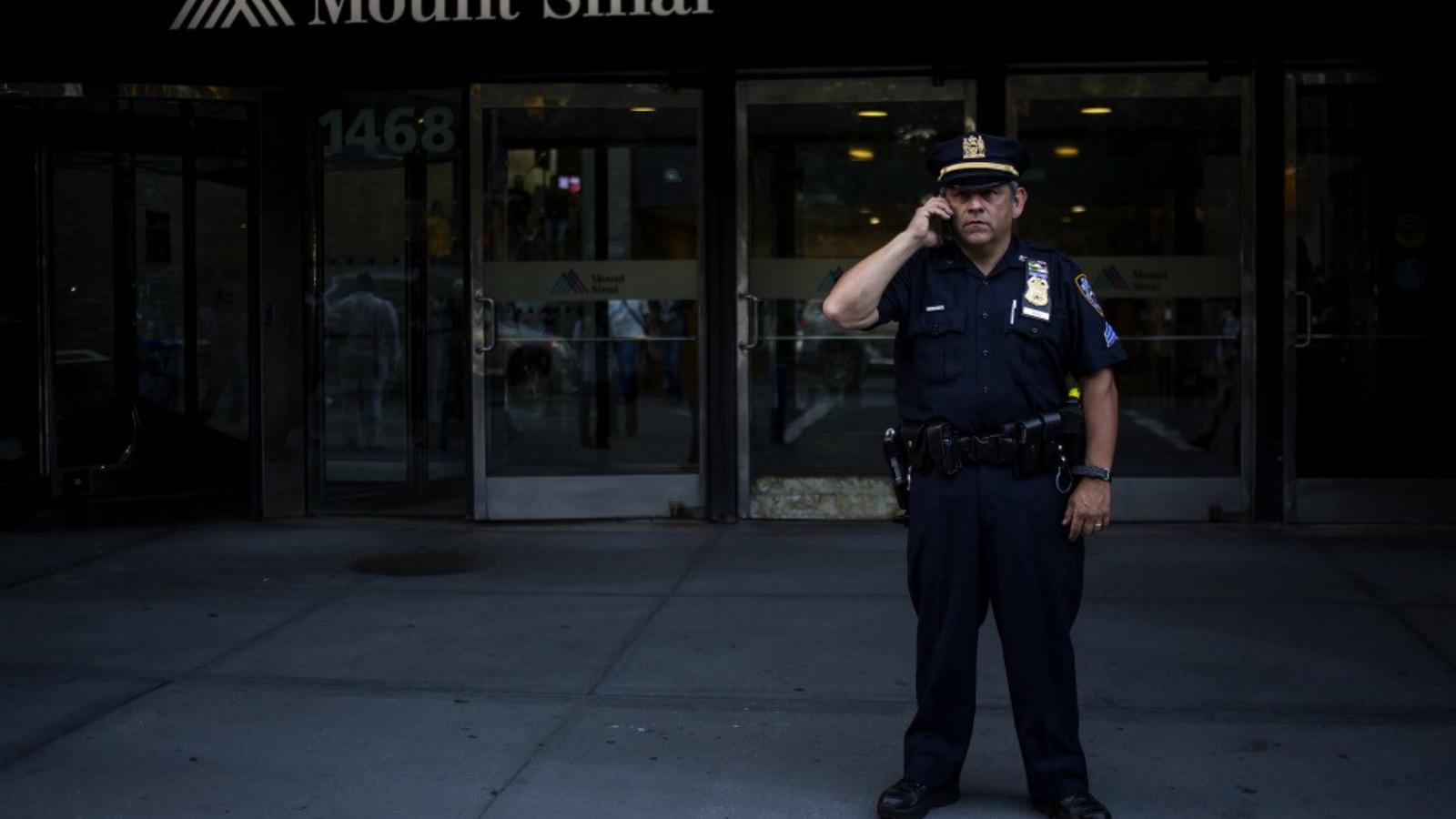 Rendőr őrzi New Yorkban a Mount Sinai Hospital bejáratát, ahol az ebolás amerikai férfi t ápolják FOTÓ: EUROPRESS/GETTY IMAGES