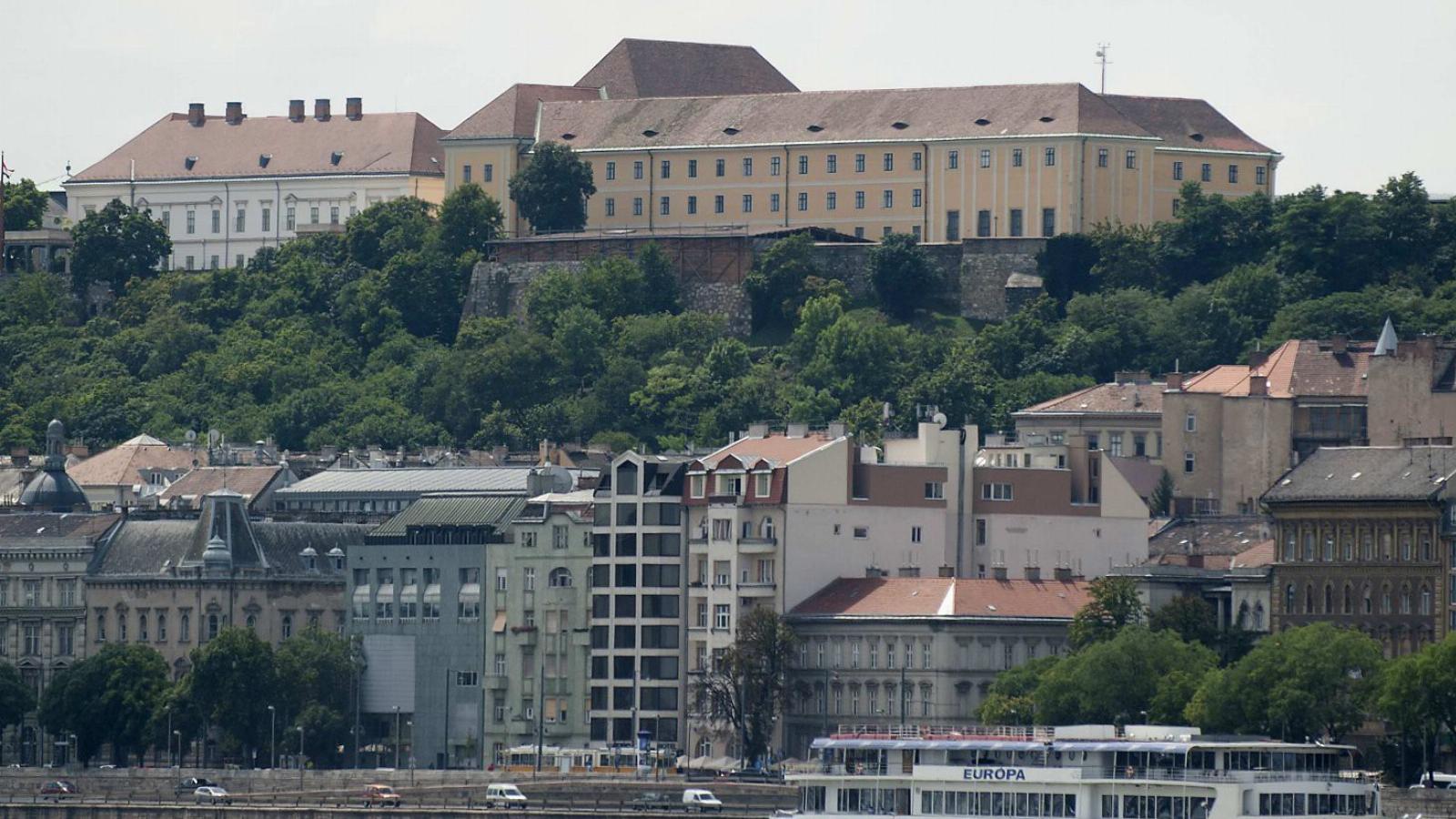 Orbán Viktor régi vágya, hogy a budai Várba költözzön. Erre a Sándor-palota után (balra) a karmelita kolostort szemelte ki FOTÓ: