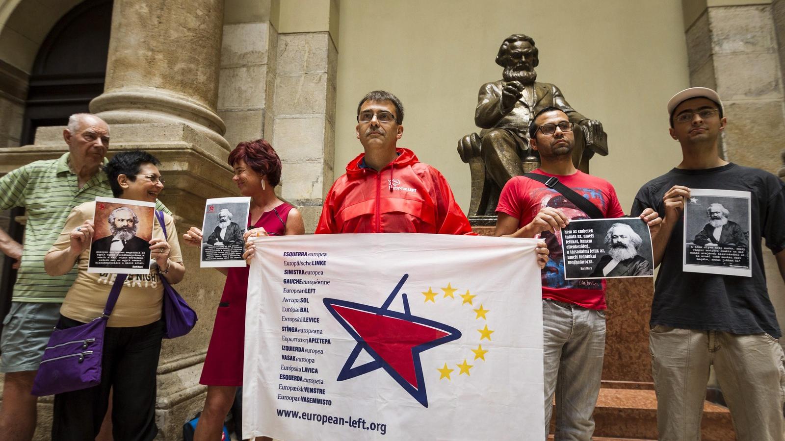 A Marx marad! című demonstráció a Budapesti Corvinus Egyetem Közgazdaságtudományi Karának épületében, a Marx-szobor előtt. MTI F