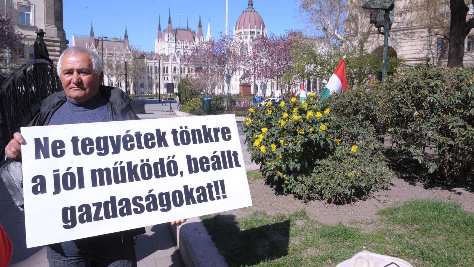 A kisemmizett hortobágyi gazdák készek ismét a Parlament elé vonulni – egy hetük maradt, hogy elhagyják eddigi földjeiket FOTÓ: 