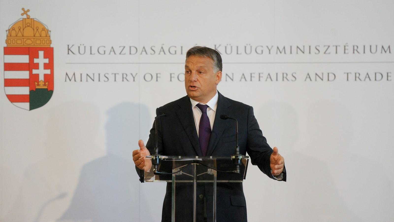 Sokan azt várták Orbán Viktortól, hogy hétfőn a nagykövetek előtt fi nomítja tusnádfürdői szavait, amelyet az amerikai sajtó is 