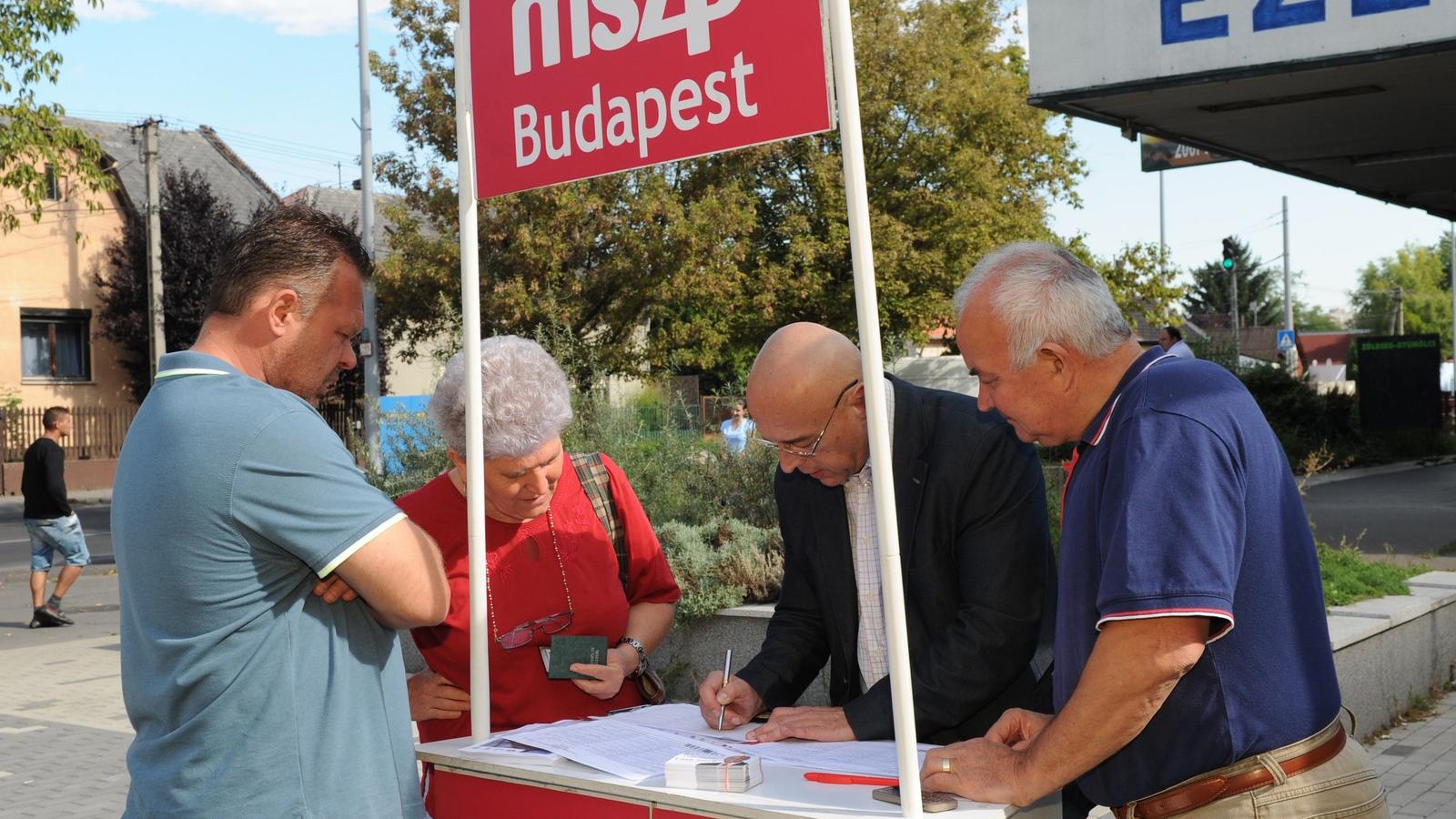 A szocialista jelölteknek is gyűlnek az ajánlások. Szeptember 8-ig még minden szavazópolgár aláírhatja az íveket FOTÓ: VAJDA JÓZ