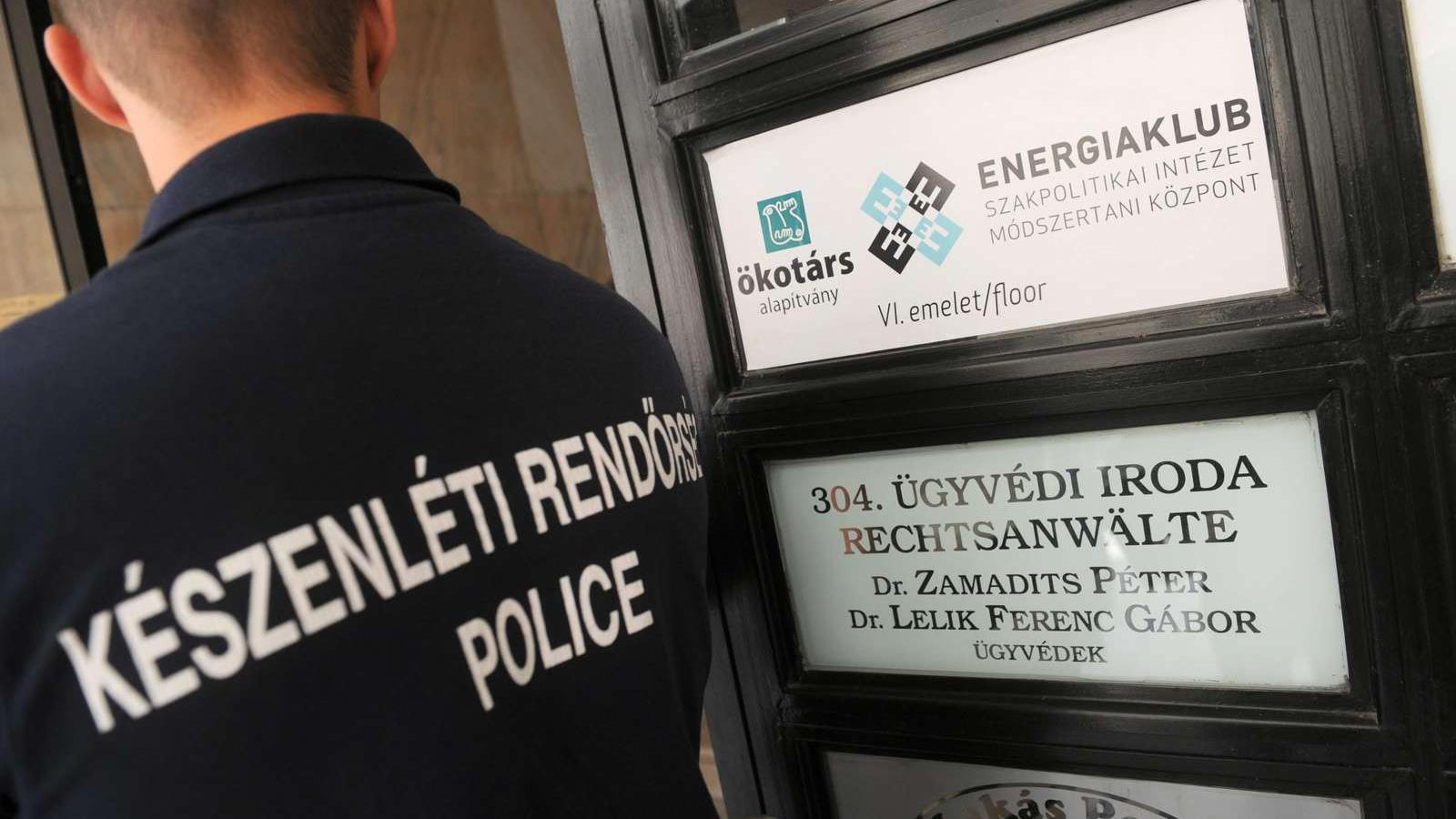 Nagy erőkkel vonult ki a rendőrség az Ökotárs alapítvány székházához Fotó: TÓTH GERGŐ, Népszava