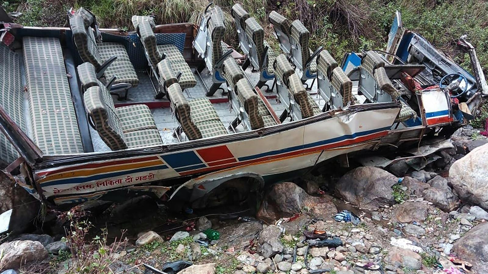 Szakadékba zuhant és kettétört egy busz Indiában, Uttarakhand államban