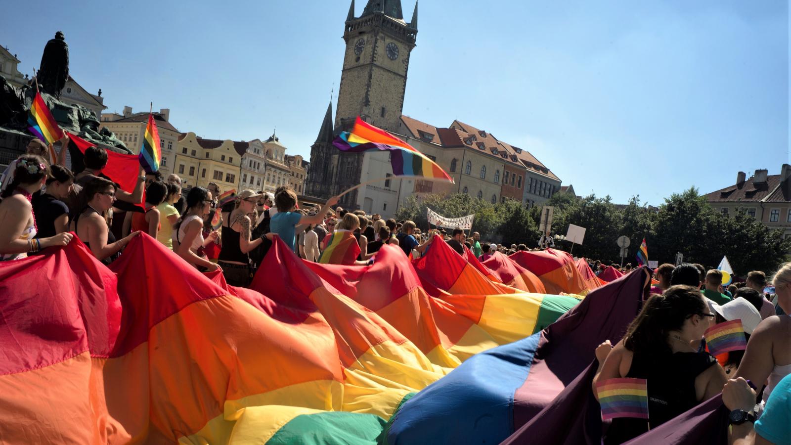 Illusztráció - a kép a 2013-as prágai Pride-on készült.