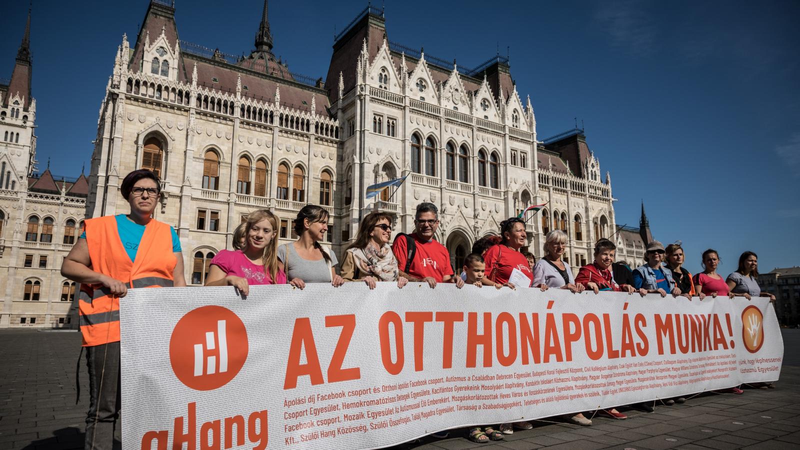 Tüntetés a Parlament előtt június 20-án