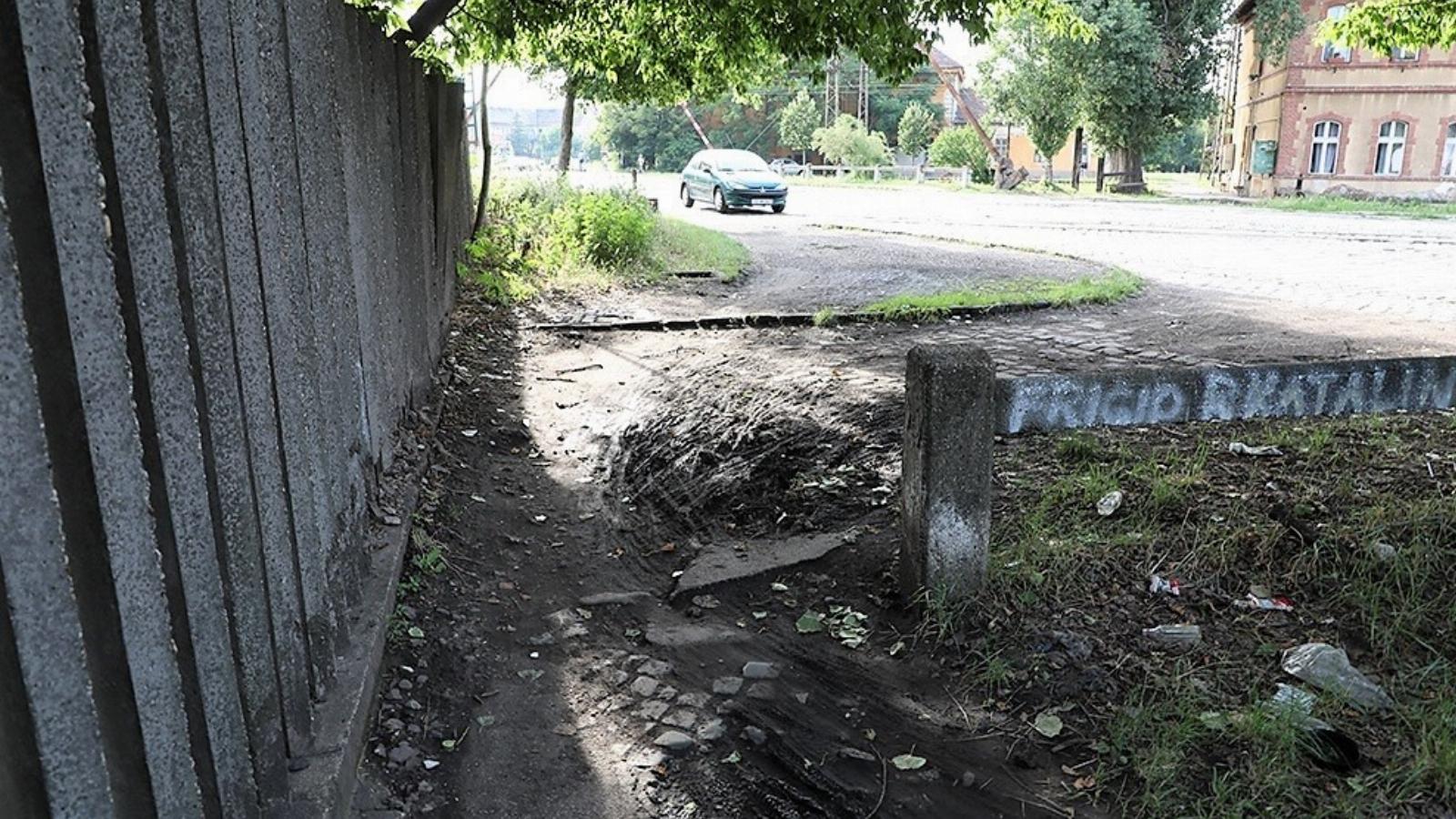 Sár, macskakövek, betonakadály nehezíti a biciklisek dolgát a rákosrendezői szakaszon