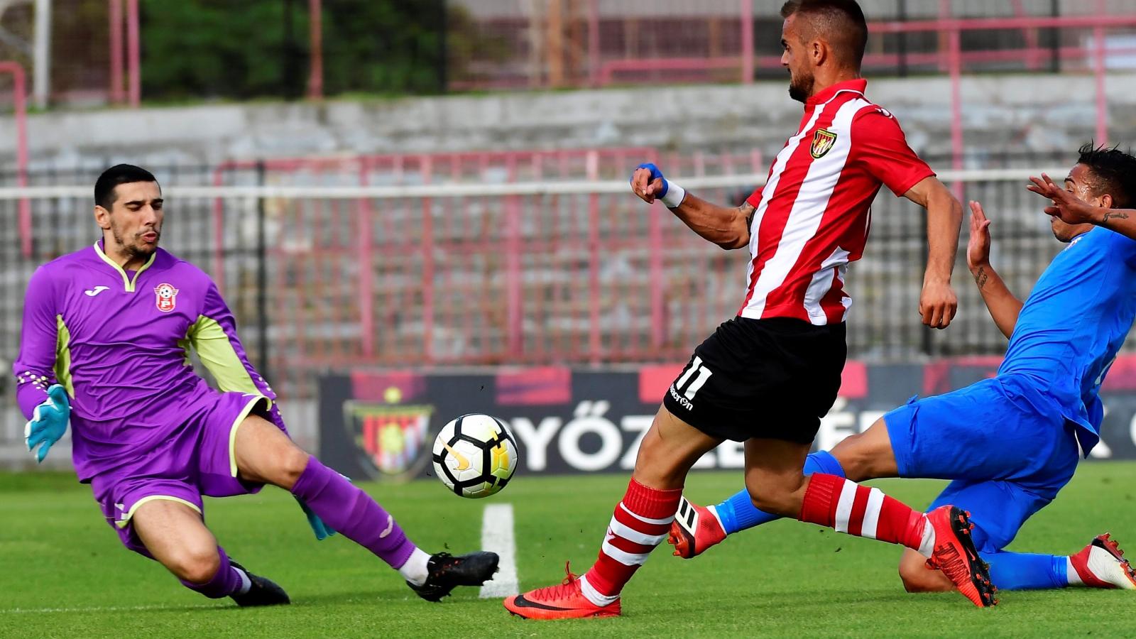 Filip Holender, a Honvéd játékosa (k) gólt rúg, balról Daniel Bozinovszki, a macedón Rabotnicki kapusa a labdarúgó Európa Liga-s