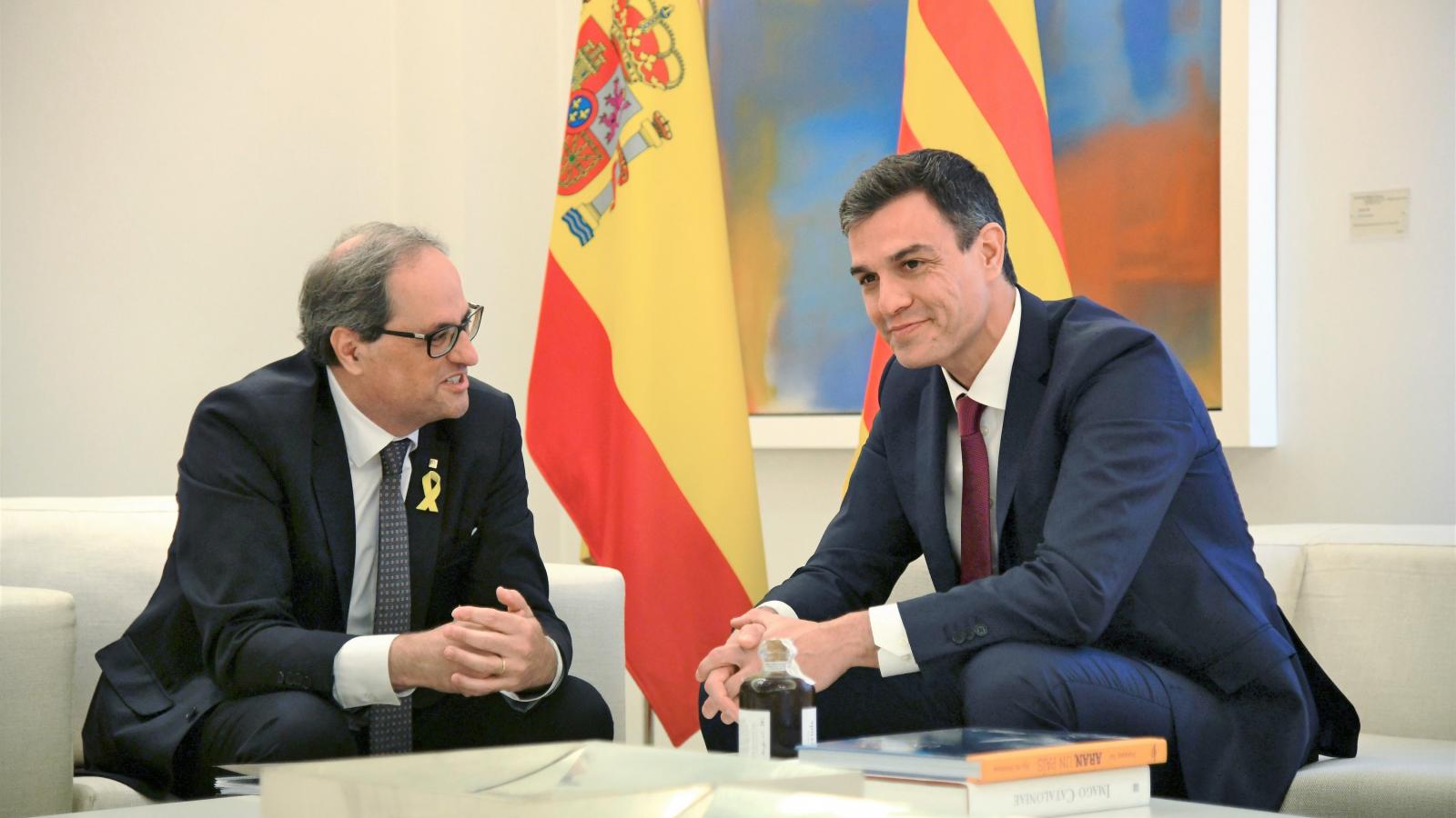 Pedro Sanchez miniszterelnökként azonnal tárgyalóasztalhoz ült Quim Torra katalán elnökkel