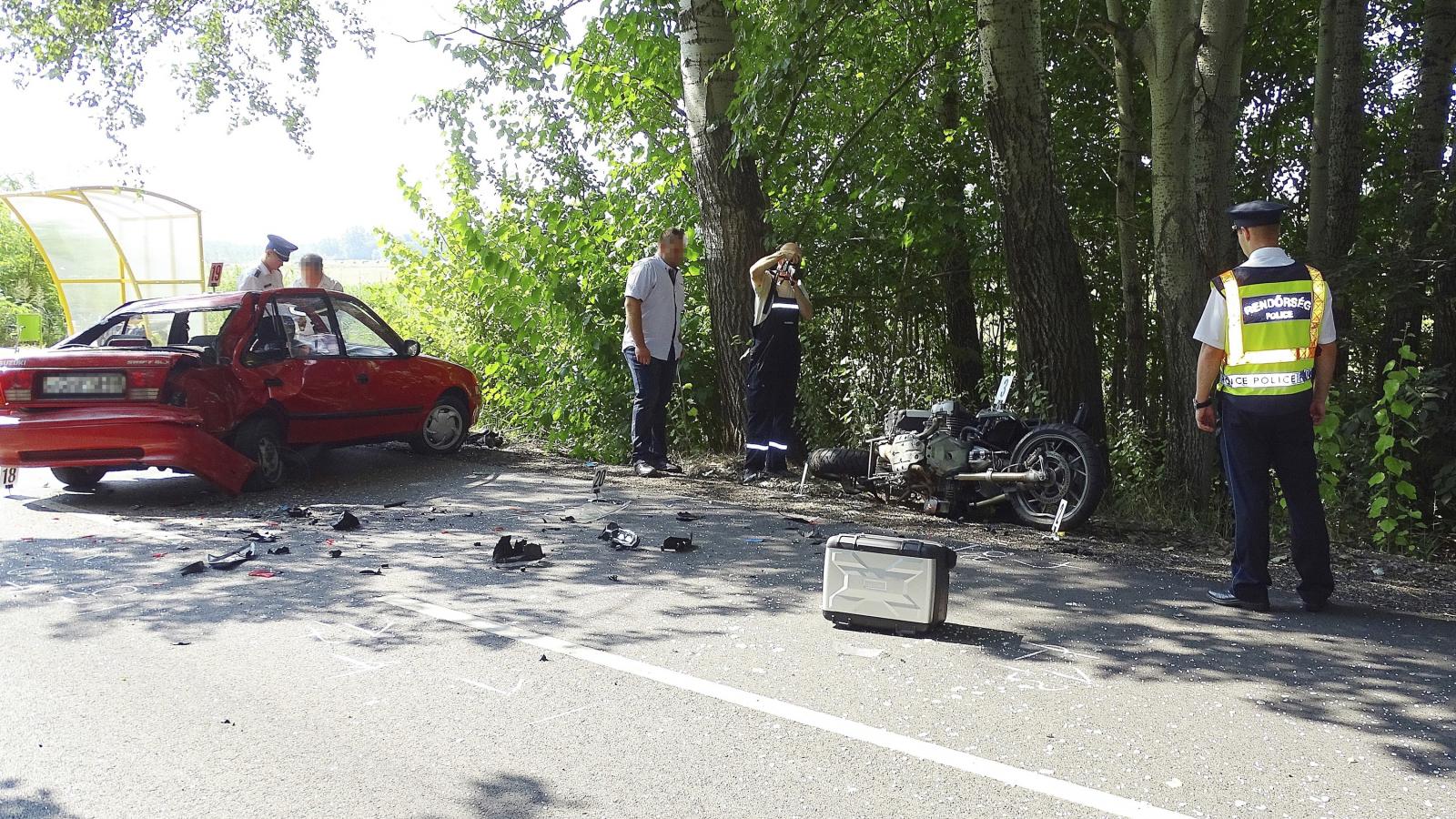 Helyszínelnek az ásotthalmi határátkelőhely közelében, ahol egy személygépkocsi és egy motorkerékpár összeütközött 2018. auguszt