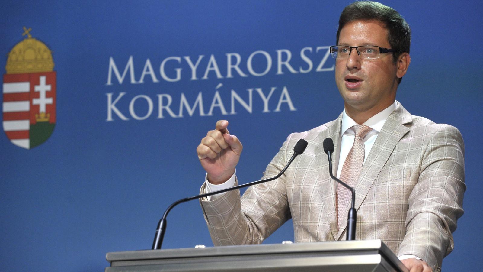 Gulyás Gergely Miniszterelnökséget vezető miniszter sajtótájékoztatót tart a Miniszterelnöki Kabinetiroda sajtótermében 2018. au