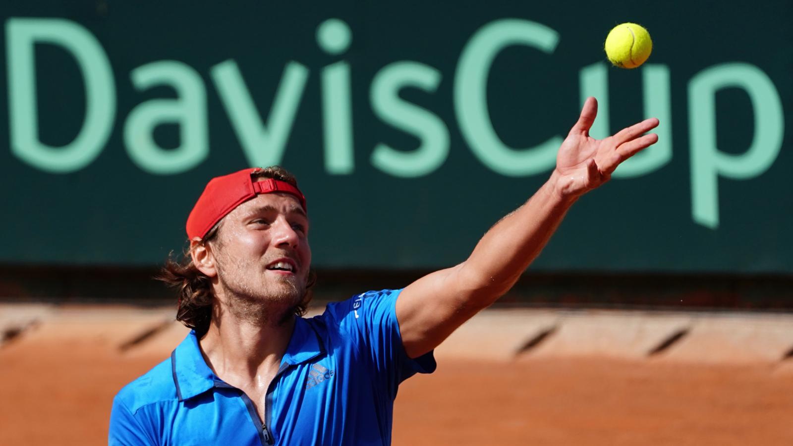 A francia Lucas Pouille szervál a 2018-as negyeddöntőben