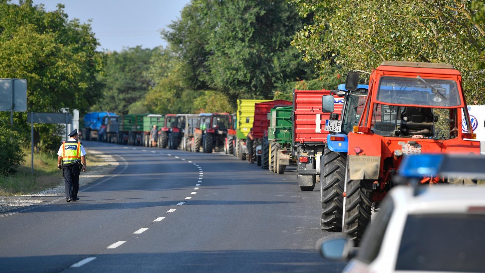 Tüntető almatermelő gazdák a 41-es főúton, az Austria Juice feldolgozó és felvásárló üzeme előtt