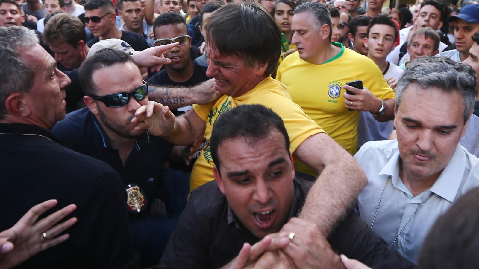 Jair Bolsonaro a késes támadás utáni pillanatokban, testőrei próbálják kimenekíteni a tömegből