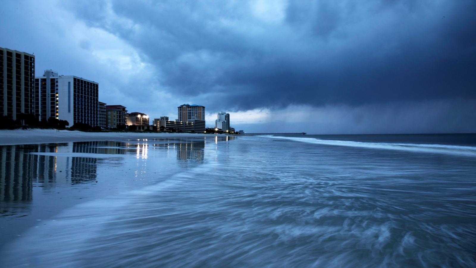 A Florence hurrikán által felkorbácsolt hullámok ostromolják a dél-karolinai Myrtle Beach partját