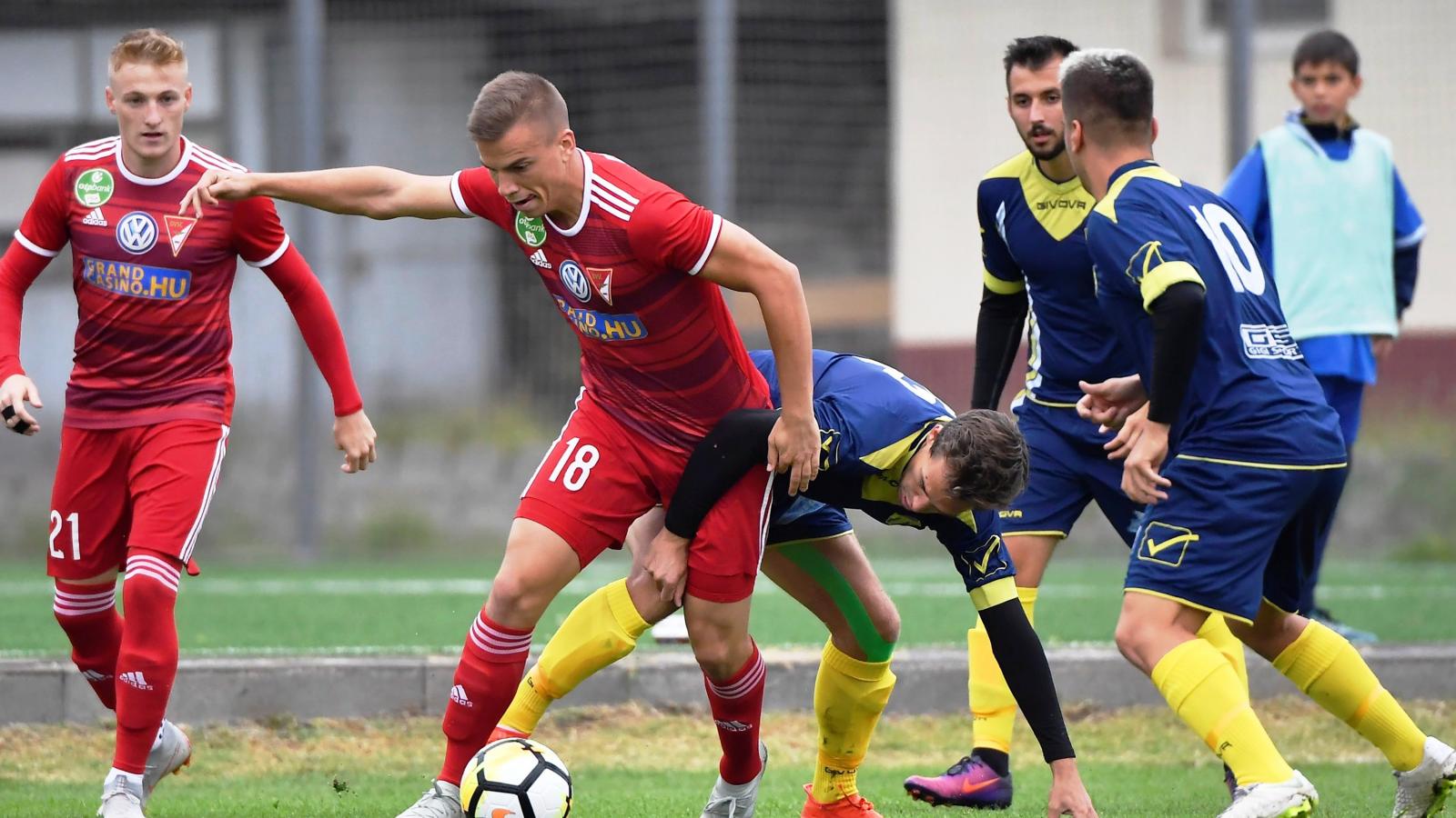 A debreceni Haris Attila (b2) és a BKV játékosa, Csepregi Tamás (k) a labdarúgó Magyar Kupa 6. fordulójában játszott BKV Előre -