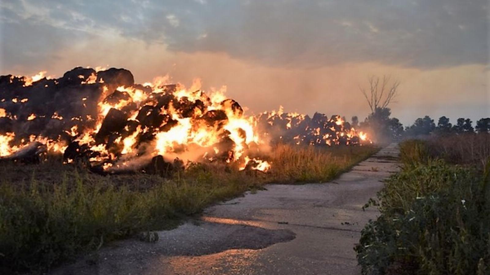 Közel 2400 szalmabála lángolt Földeák határában