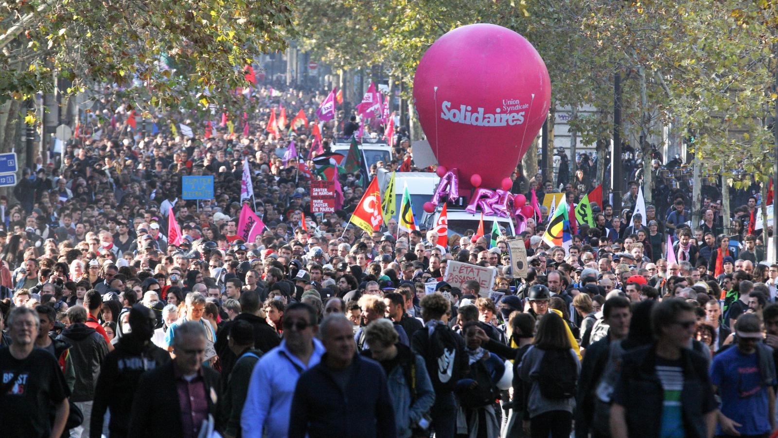 Tüntetők vonulnak Párizsban a Macron-kormány politikája ellen tiltakozva, 2018. október 9-én