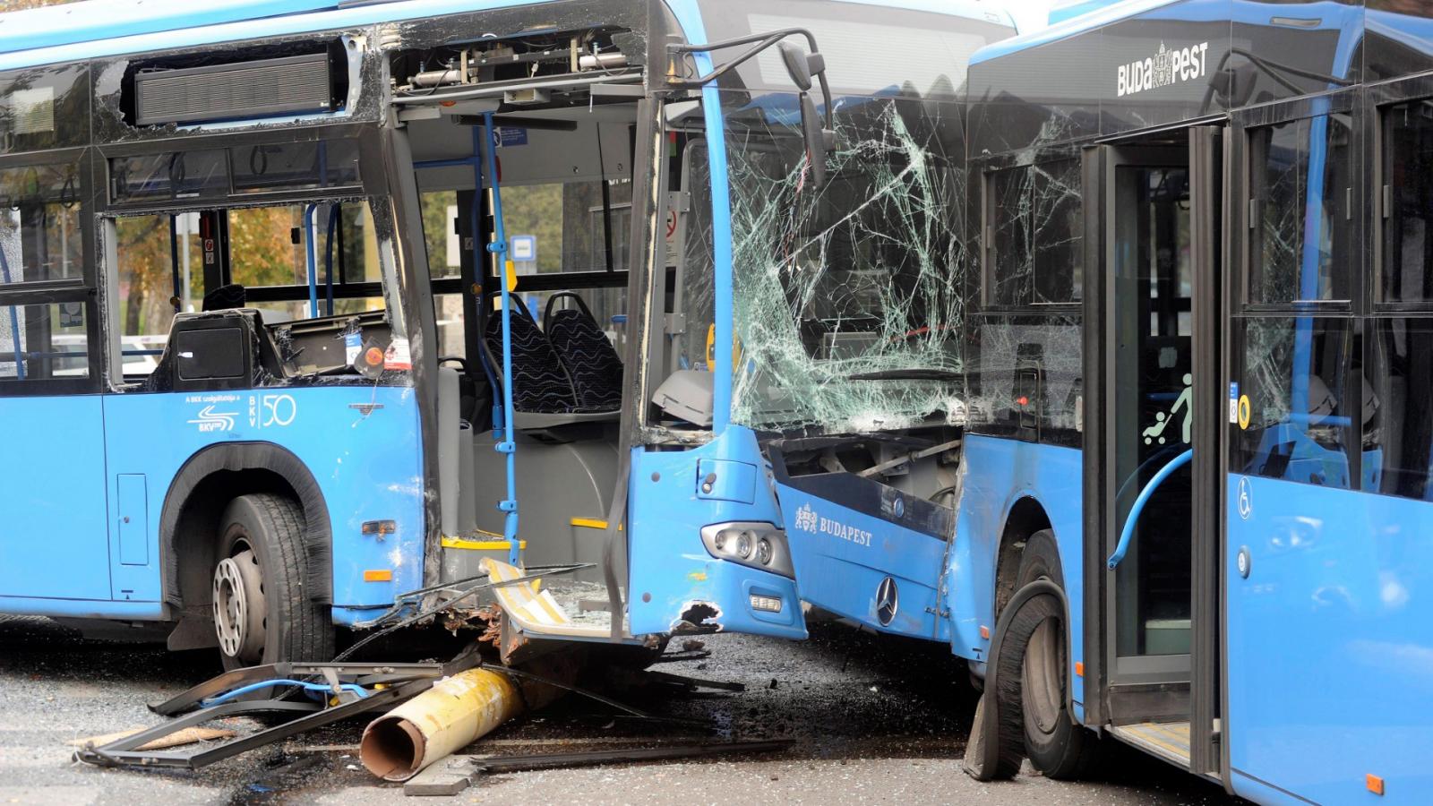 BVK-buszok karamboloztak a BAH-csomópontnál