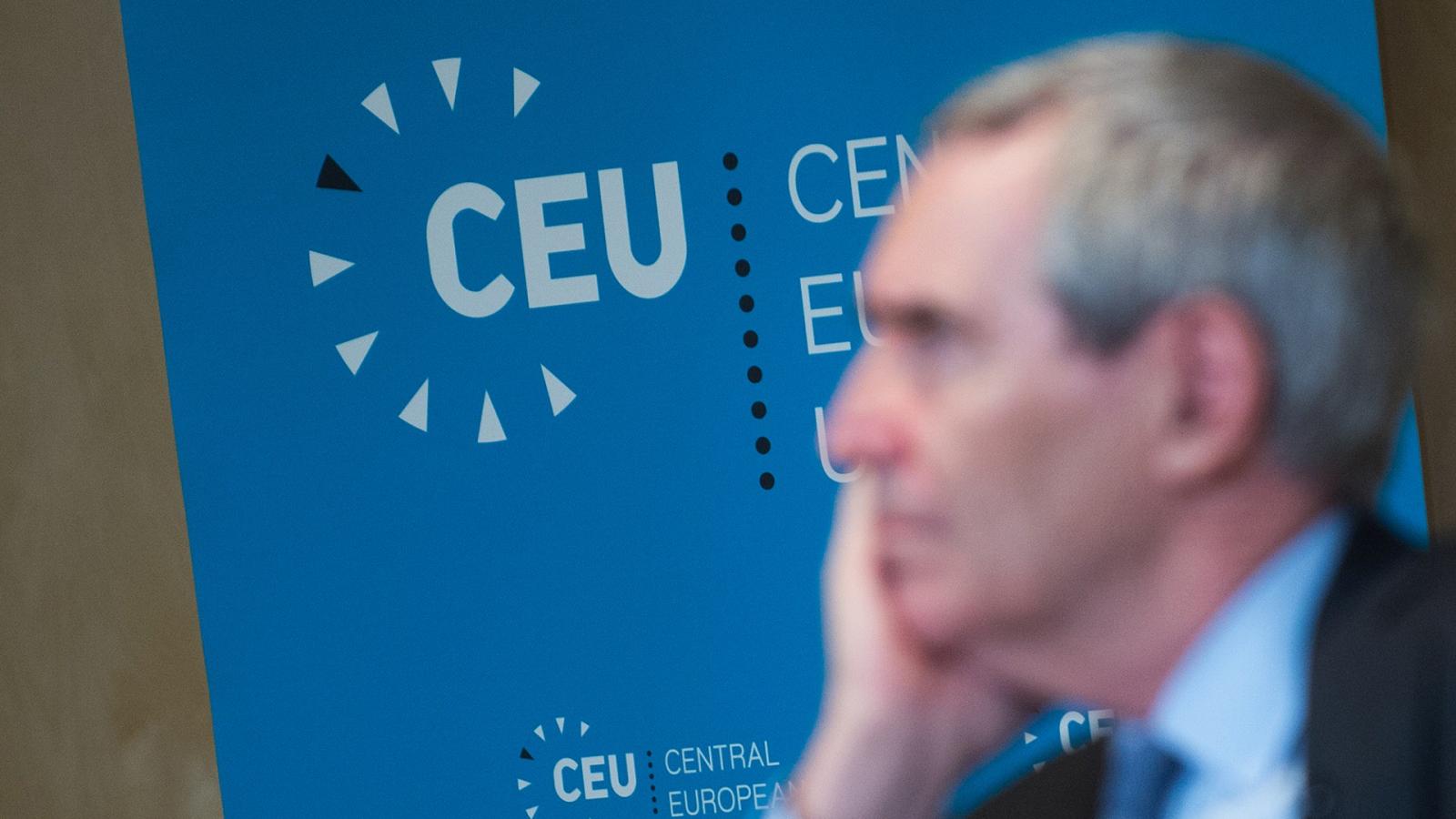 Egyetemi logó, előtérben Michael Ignatieff, a CEU rektora