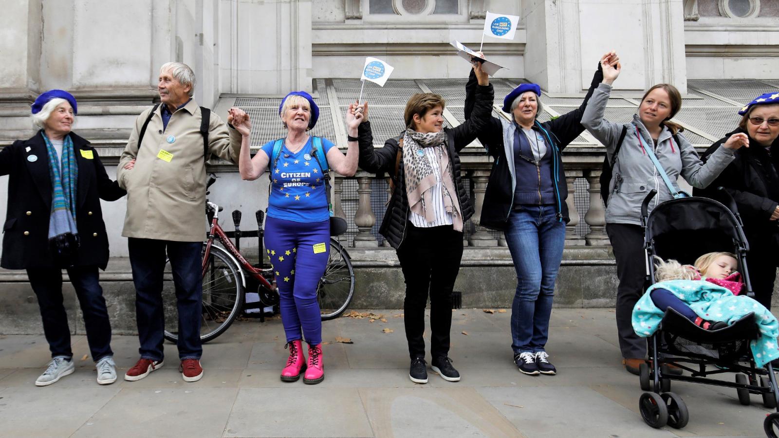 Több Brexit-ellenes megmozdulás volt a napokban Londonban. Többek között élőlánc az uniós polgárok védelmében