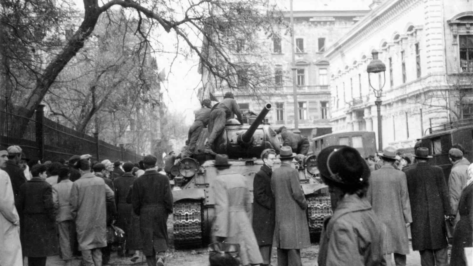 ’56 Pollack Mihály tér, szemben a Bródy Sándor utca és a Puskin utca kereszteződése, balra a Múzeumkert kerítése