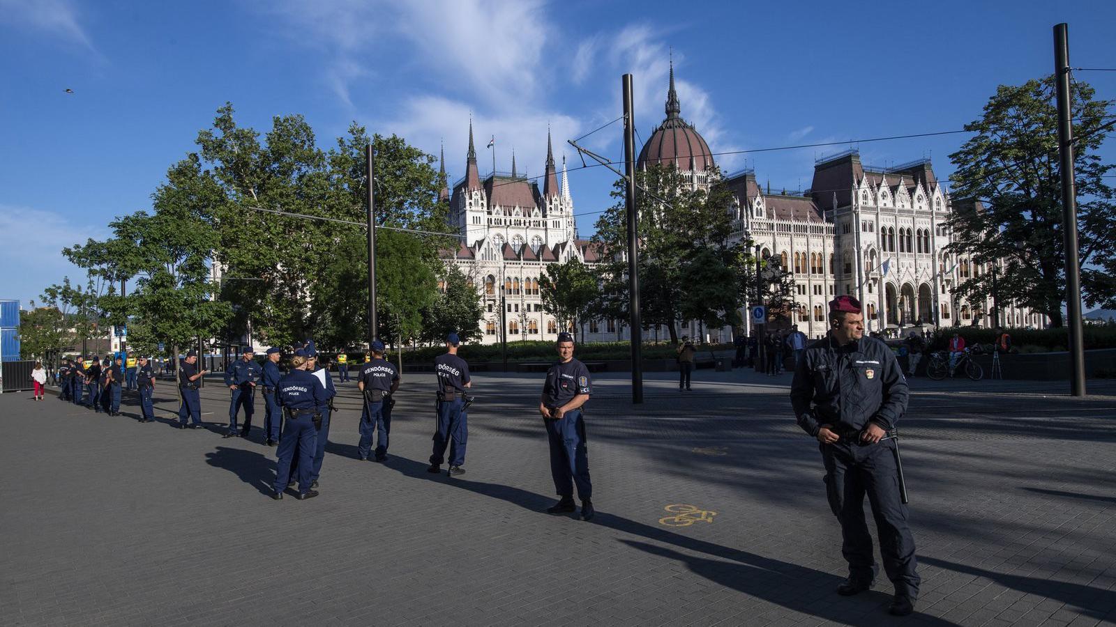 Rendőrsorfal az Országház előtti Kossuth Lajos tér és a Vértanúk tere sarkánál az Országgyűlés alakuló ülésének napján, 2018. má