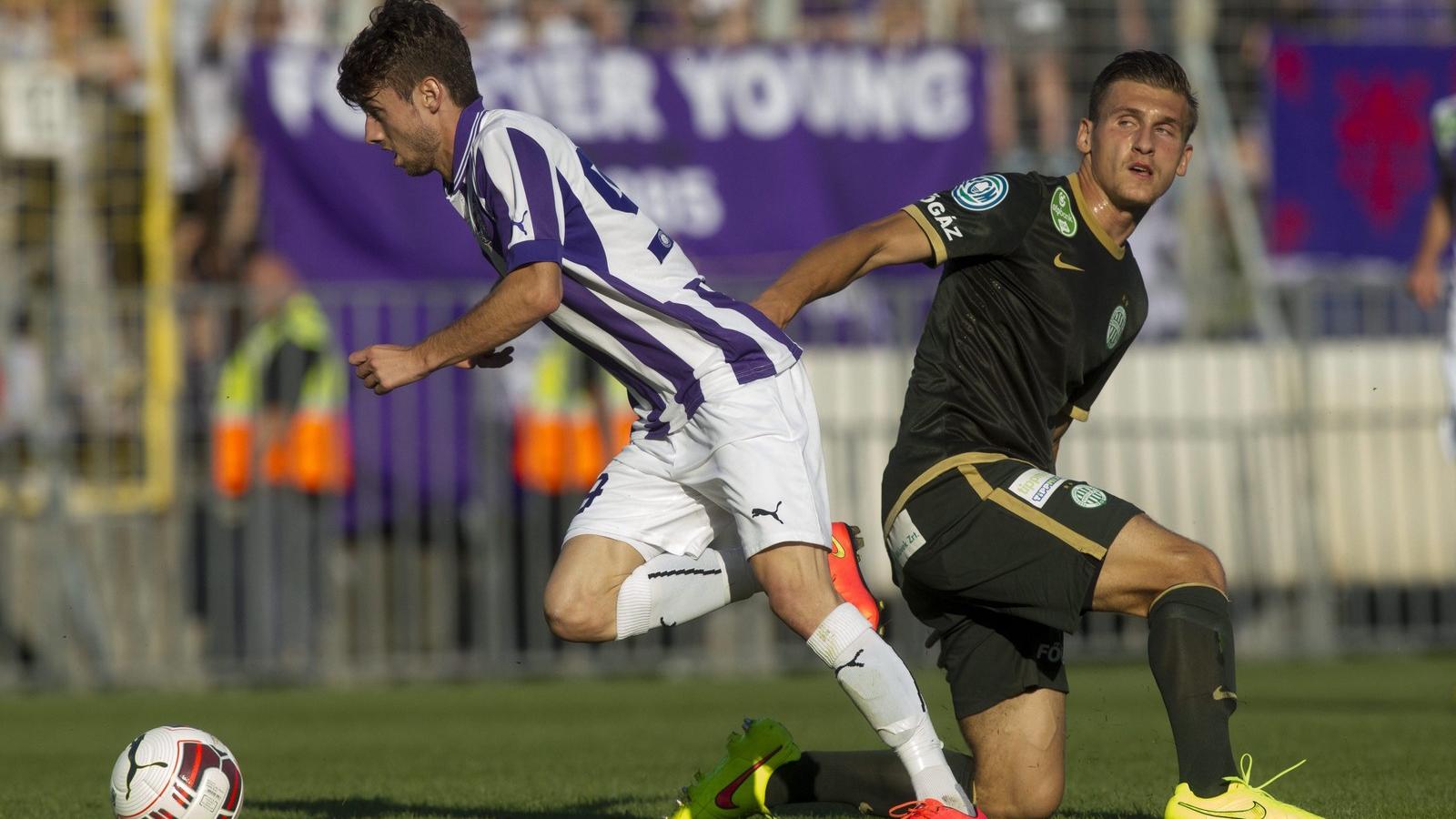 Pavlovic Mateo, az FTC (b) és Suljic Asmir, az Újpest játékosa (j) a labdarúgó OTP Bank Liga 8. fordulójában játszott Újpest FC 