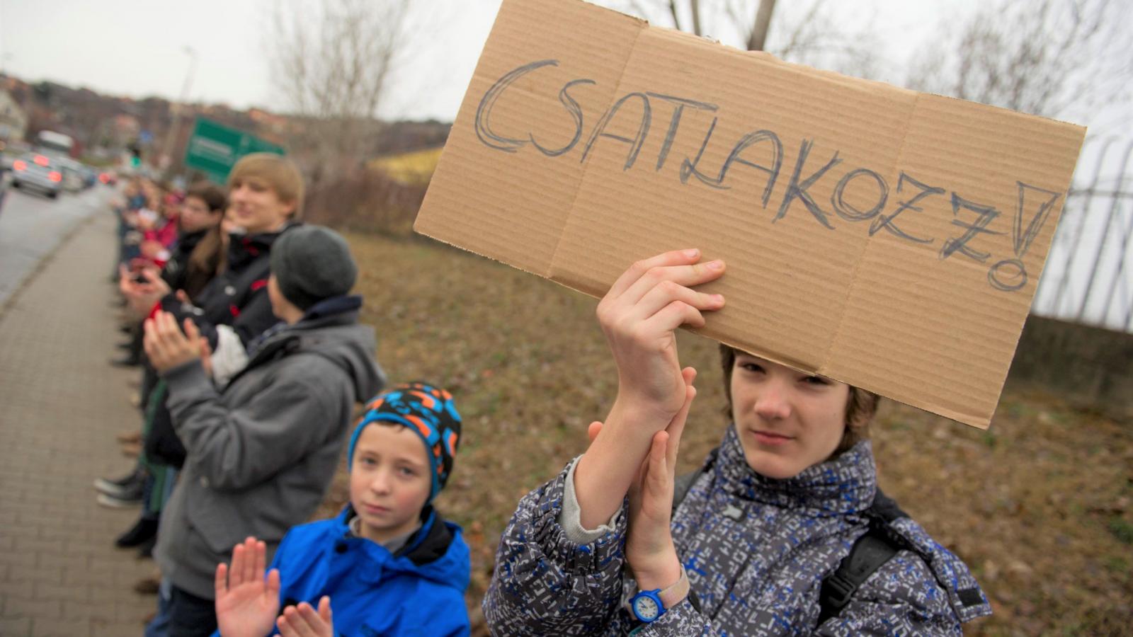 A tanárok elmondása szerint a gyerekek egyre látványosabban utasítják el a kisebbségeket