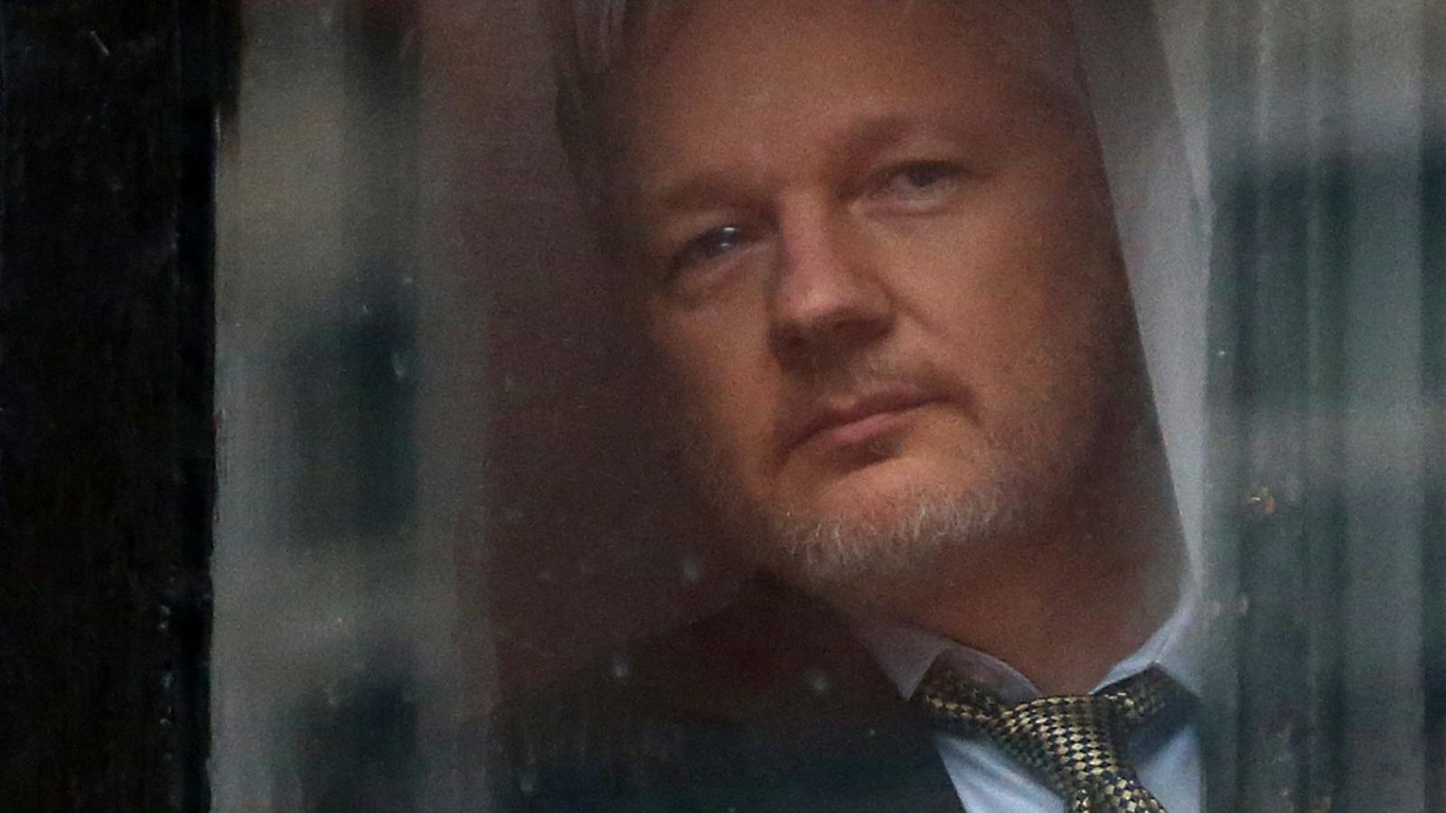 Assange az ecuadori rejtekhelyén