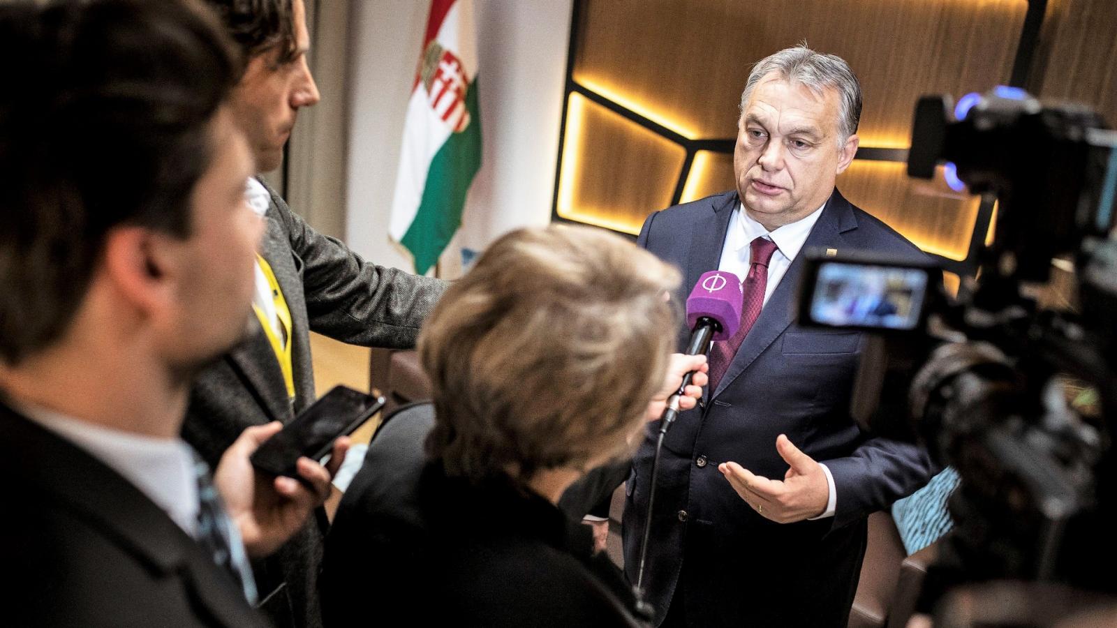 Orbán Viktor baráti médiának nyilatkozik Brüsszelben, 2018. november 25-én