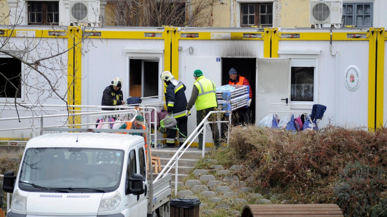 Tűzoltók és munkások egy biatorbágyi óvodában, ahol tűz ütött ki, miután lángra kapott egy villanyóra-szekrény