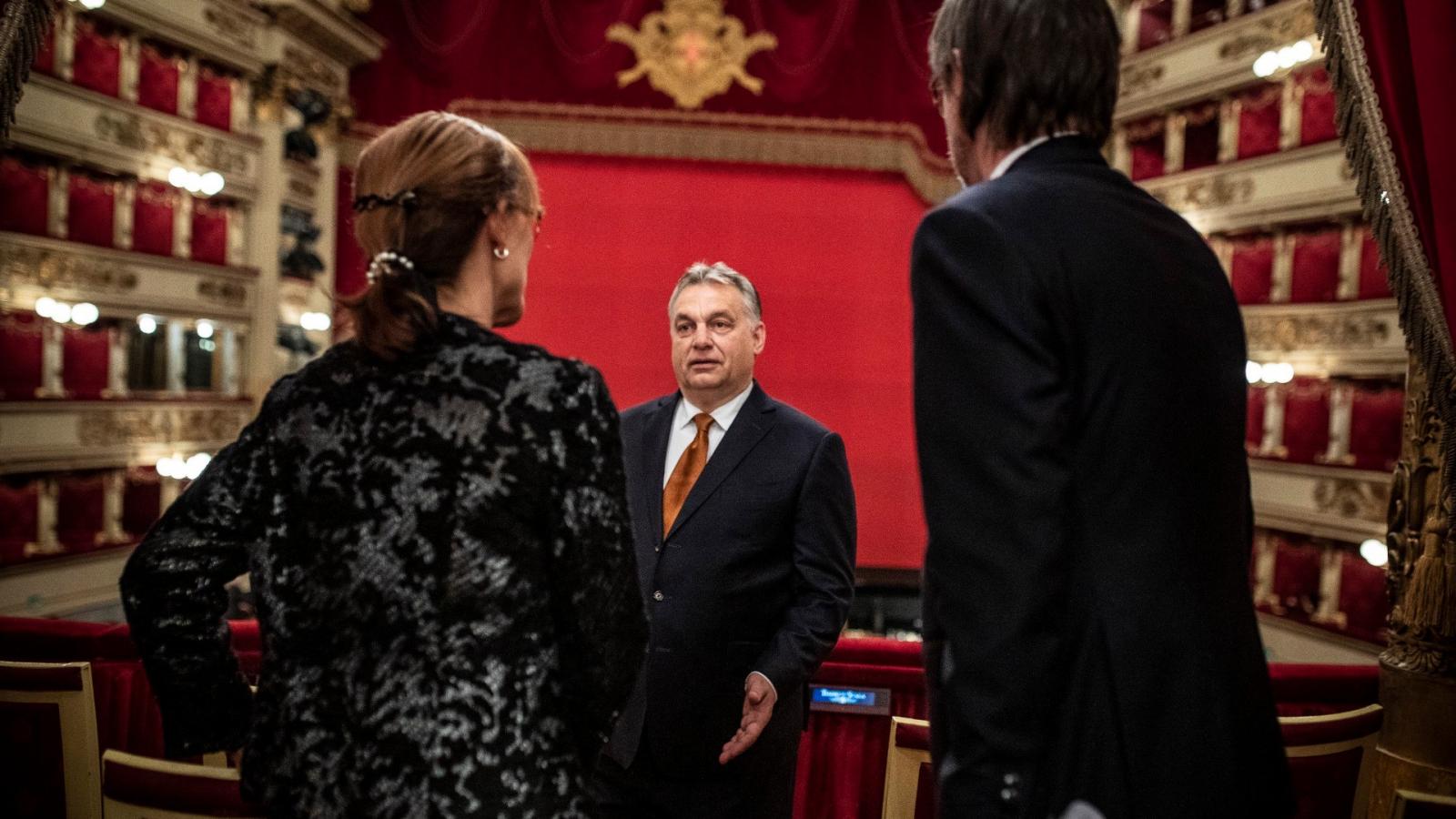 Orbán Viktor és Lévai Anikó a milánói operában, Kurtág György Fin de partie című operájának ősbemutatója előtt.