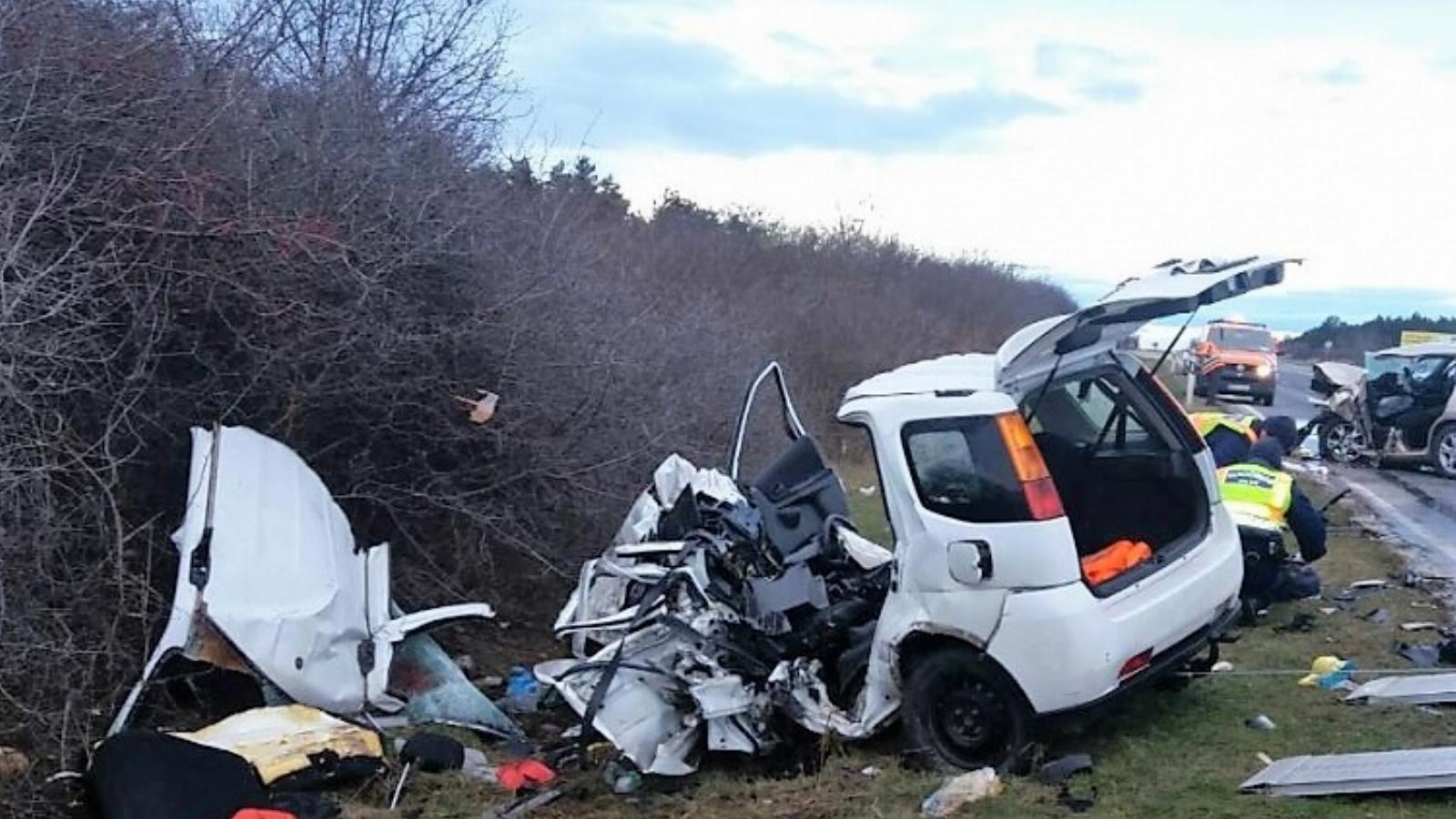 Ripityára tört autóroncsok maradtak a két halálos áldozatot követelő veszprémi baleset után