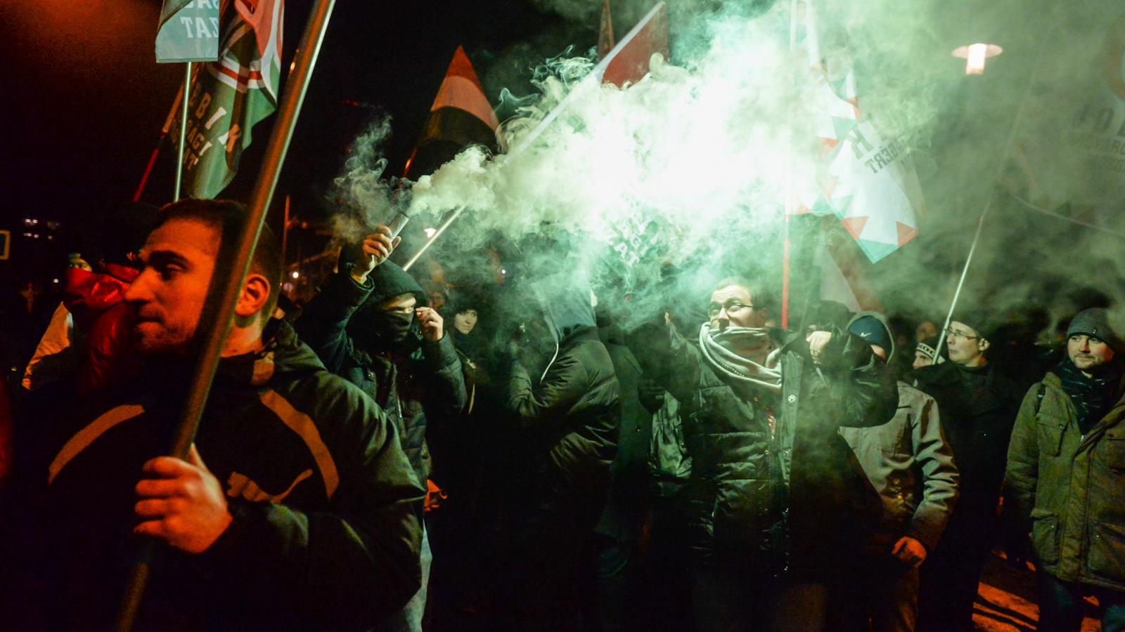 Jelenet a december 16-i, MTVA-székház előtt tartott demonstrációból