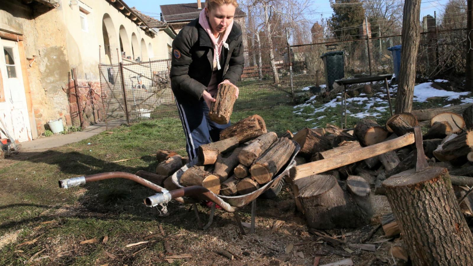 A Somogy megyei Várdán élő Béres Bernadették nagyon várják már a kompenzációs tűzifát, mert saját készletük kifogyóban van