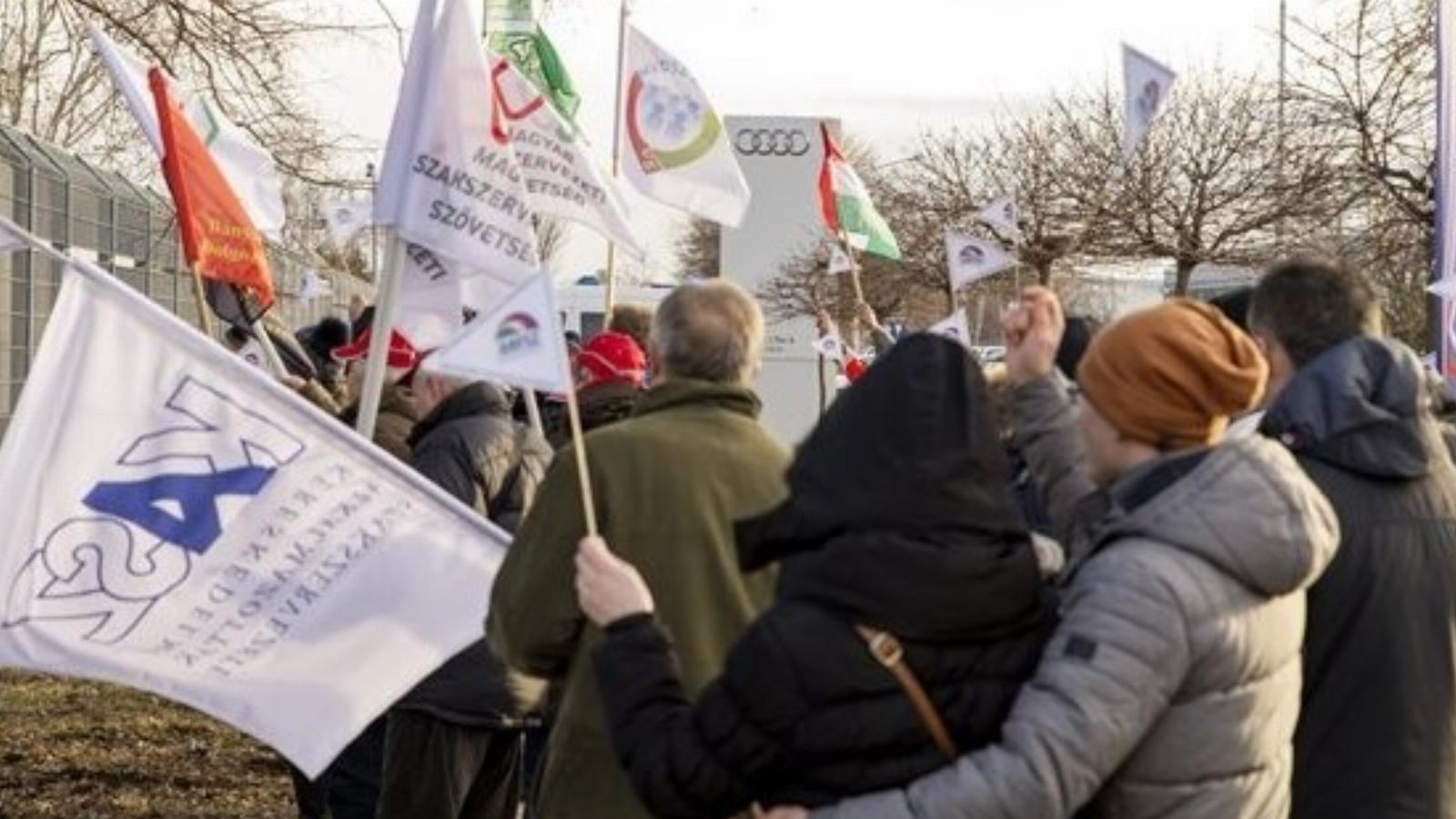 Az Audi-dolgozók sztrájkjával szimpatizálók a cég győri üzeme előtt