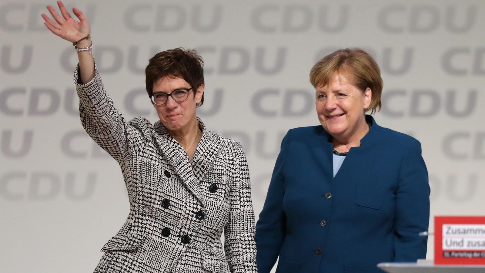 Kramp-Karrenbauer és Merkel, a CDU új és korábbi vezetői