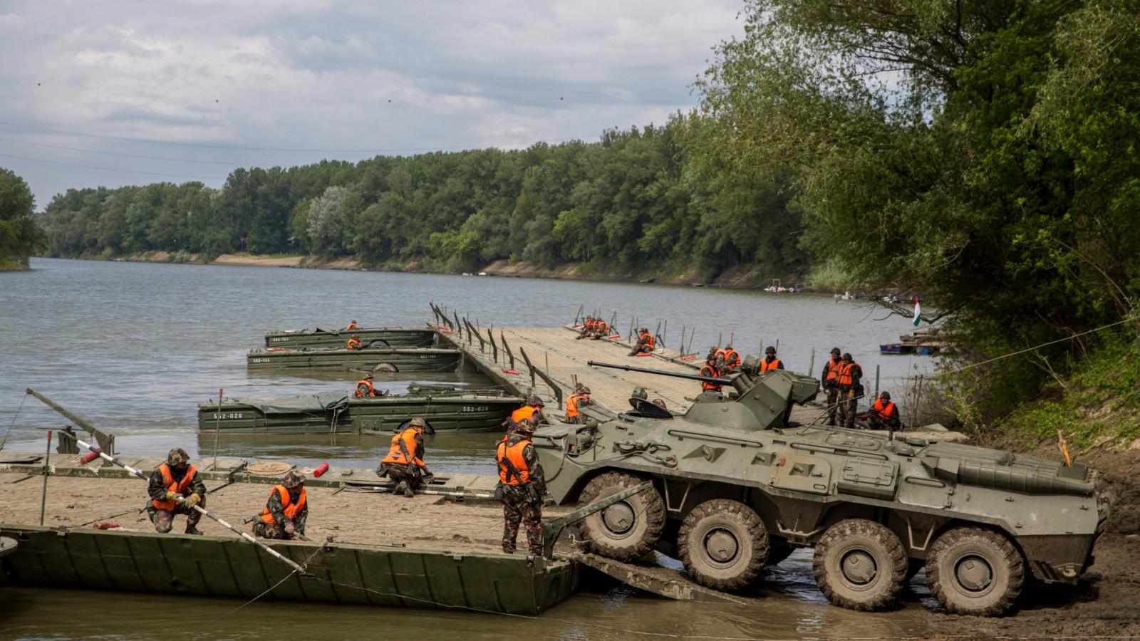 Forrásaink szerint az elavult BTR–80-as csapatszállítók cseréje is szóba kerülhet az amerikai külügyminiszter és a honvédelmi tá