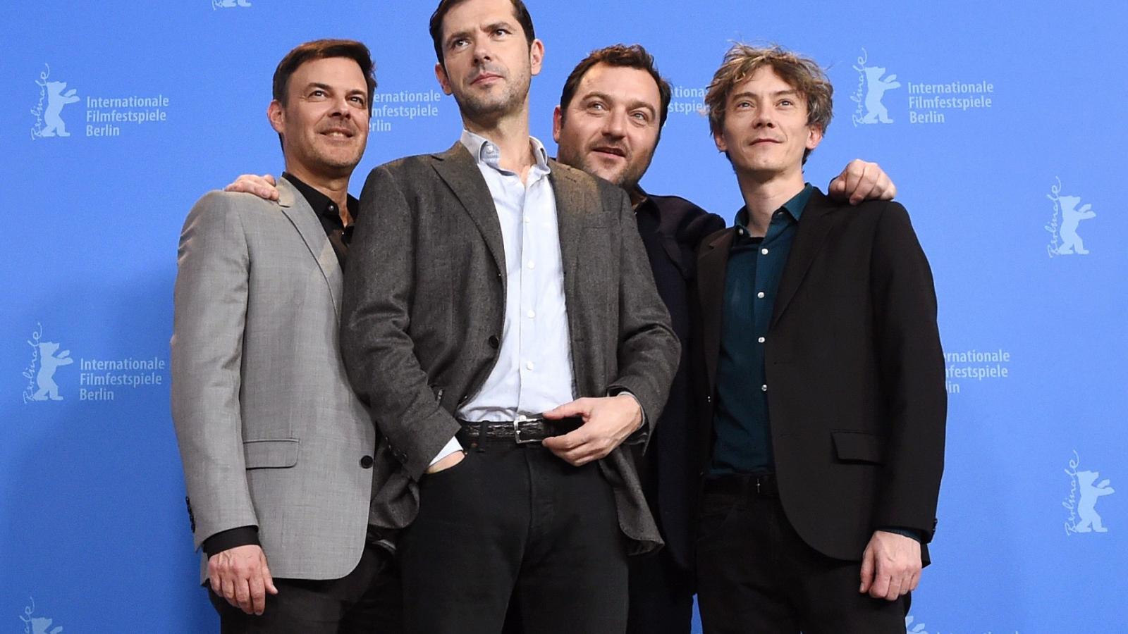 Francois Ozon, az Isten kegyelme rendezője a kép bal szélén