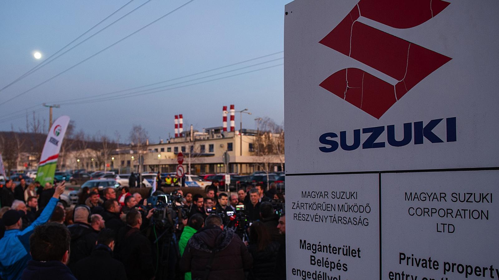 Ellenzéki demonstráció az esztergomi Suzukinál